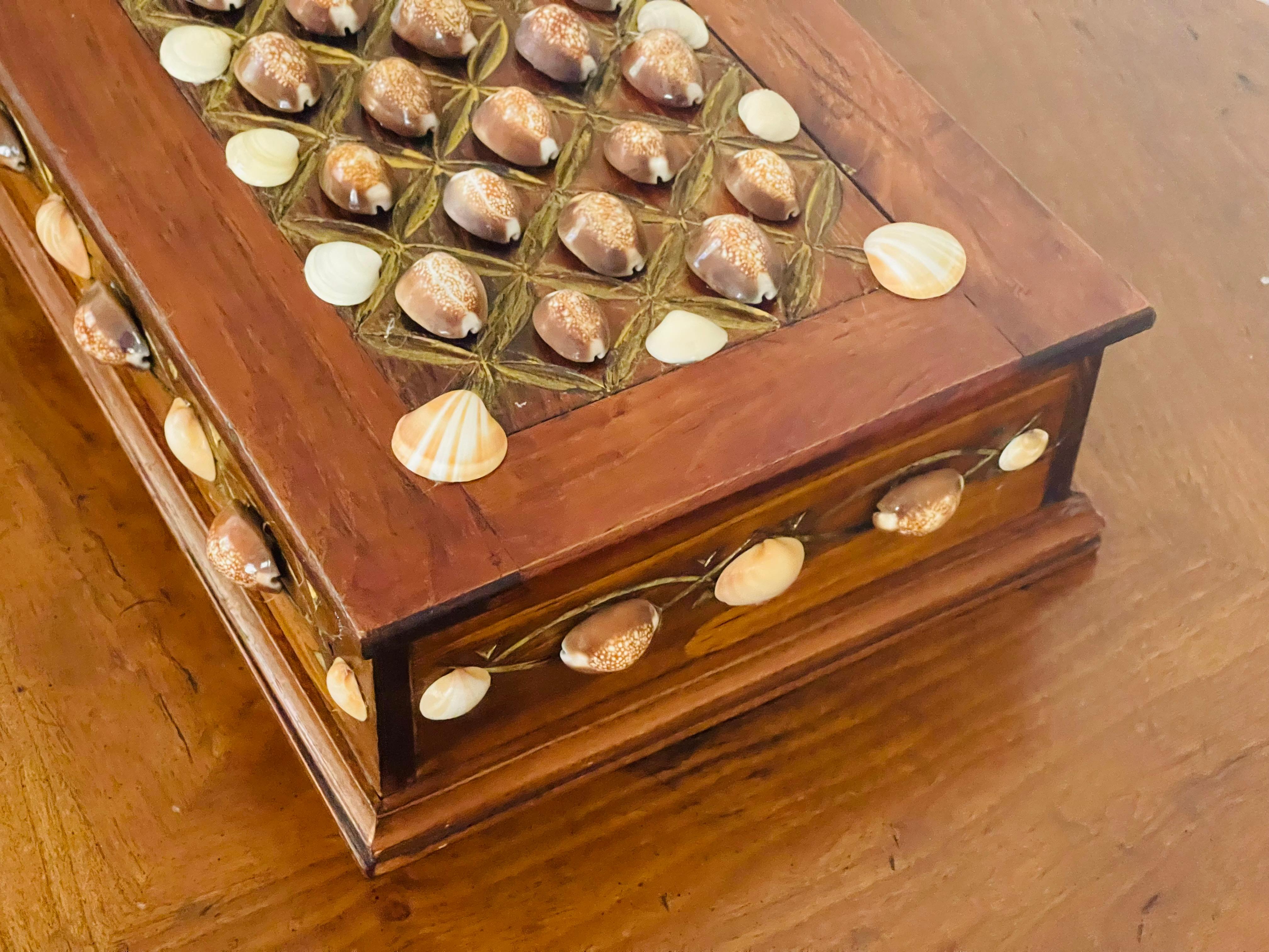 Metà XX secolo Scatola Wooding d'epoca con conchiglie Sez in stile Tony Doucquett in vendita