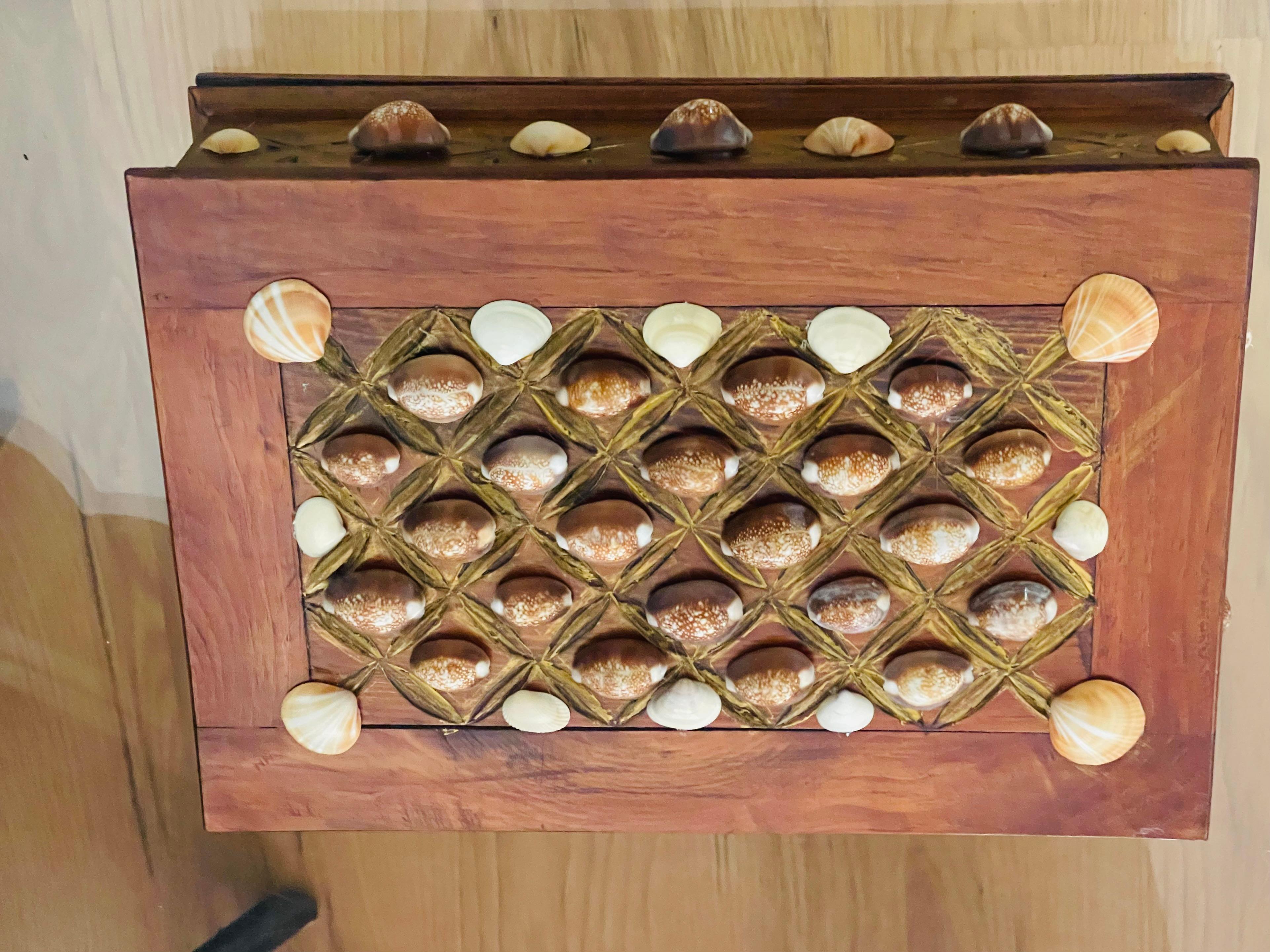 Conchiglia Scatola Wooding d'epoca con conchiglie Sez in stile Tony Doucquett in vendita