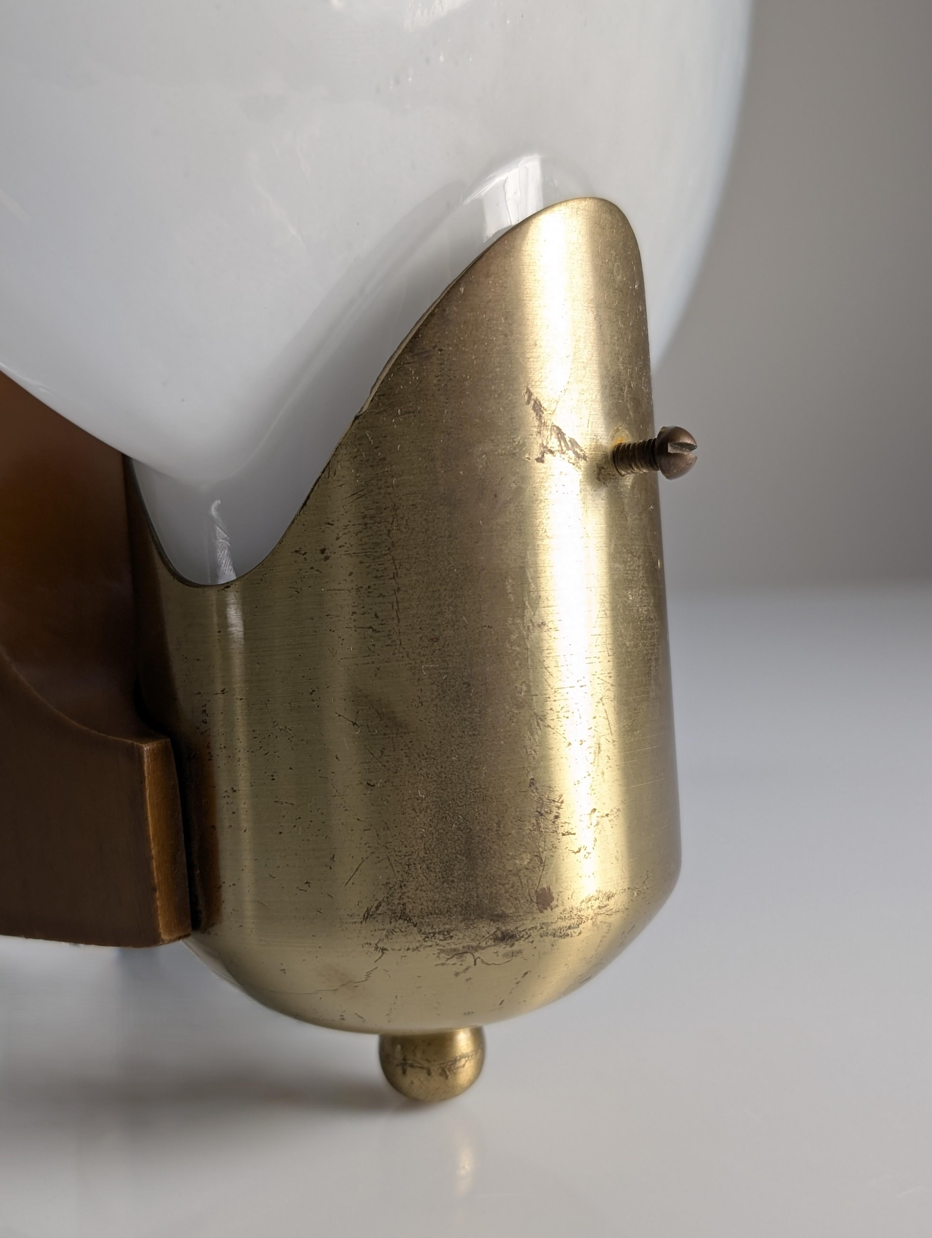 Lampada da parete ovale d'epoca in legno, ottone e vetro bicolore, Italia, anni '70 In condizioni buone in vendita a Benalmadena, ES