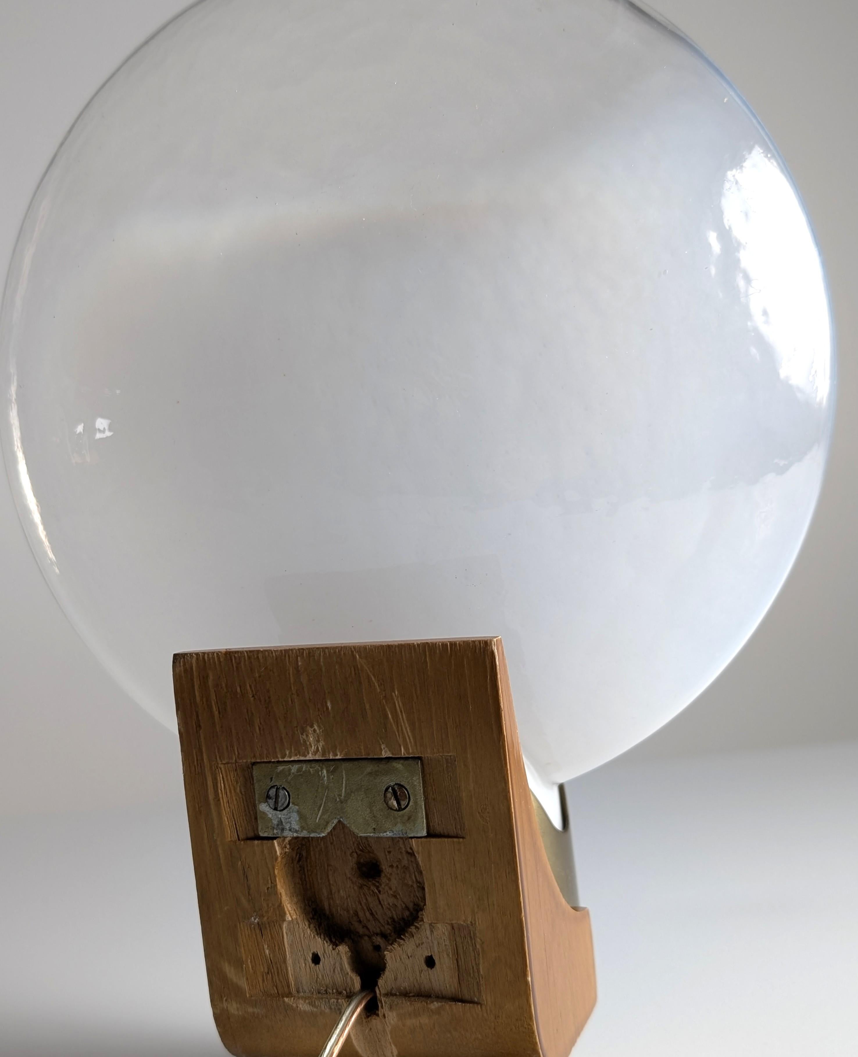 Fine XX secolo Lampada da parete ovale d'epoca in legno, ottone e vetro bicolore, Italia, anni '70 in vendita