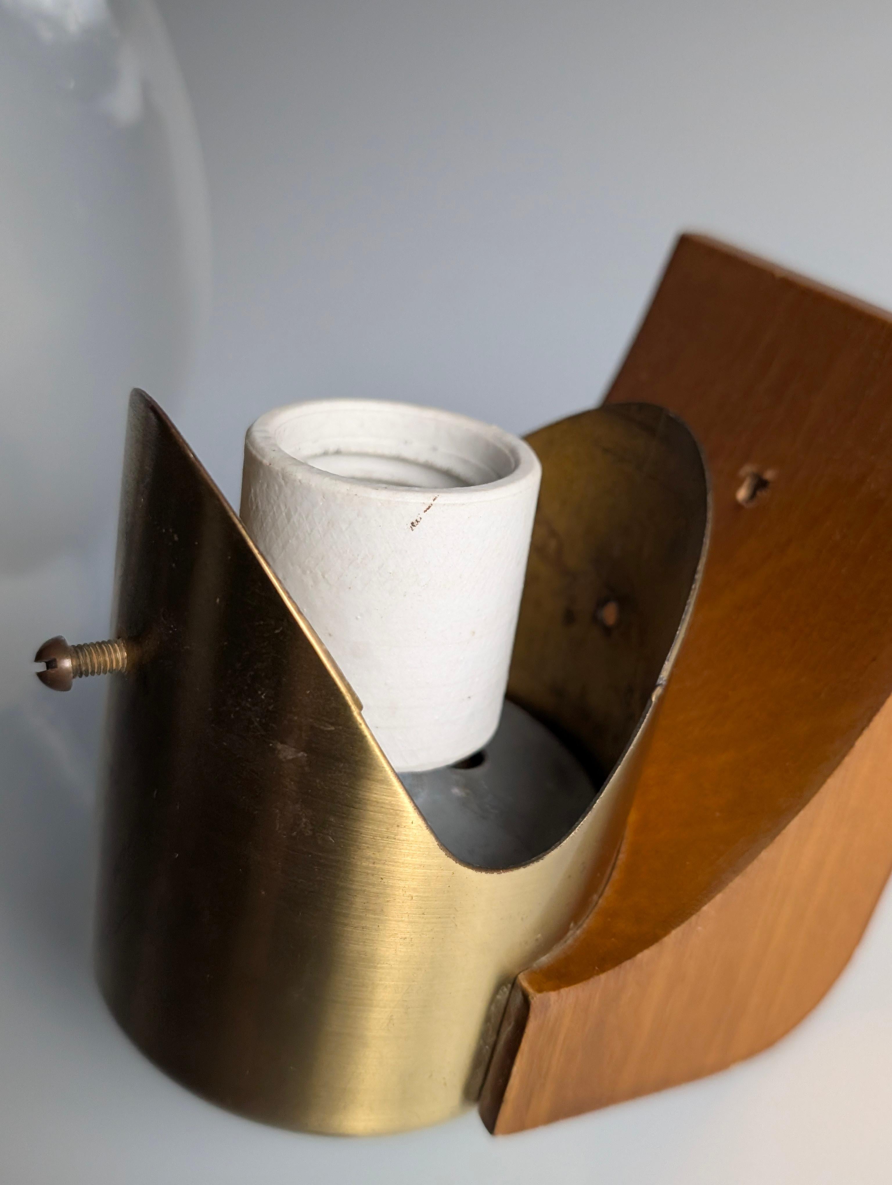 Ottone Lampada da parete ovale d'epoca in legno, ottone e vetro bicolore, Italia, anni '70 in vendita