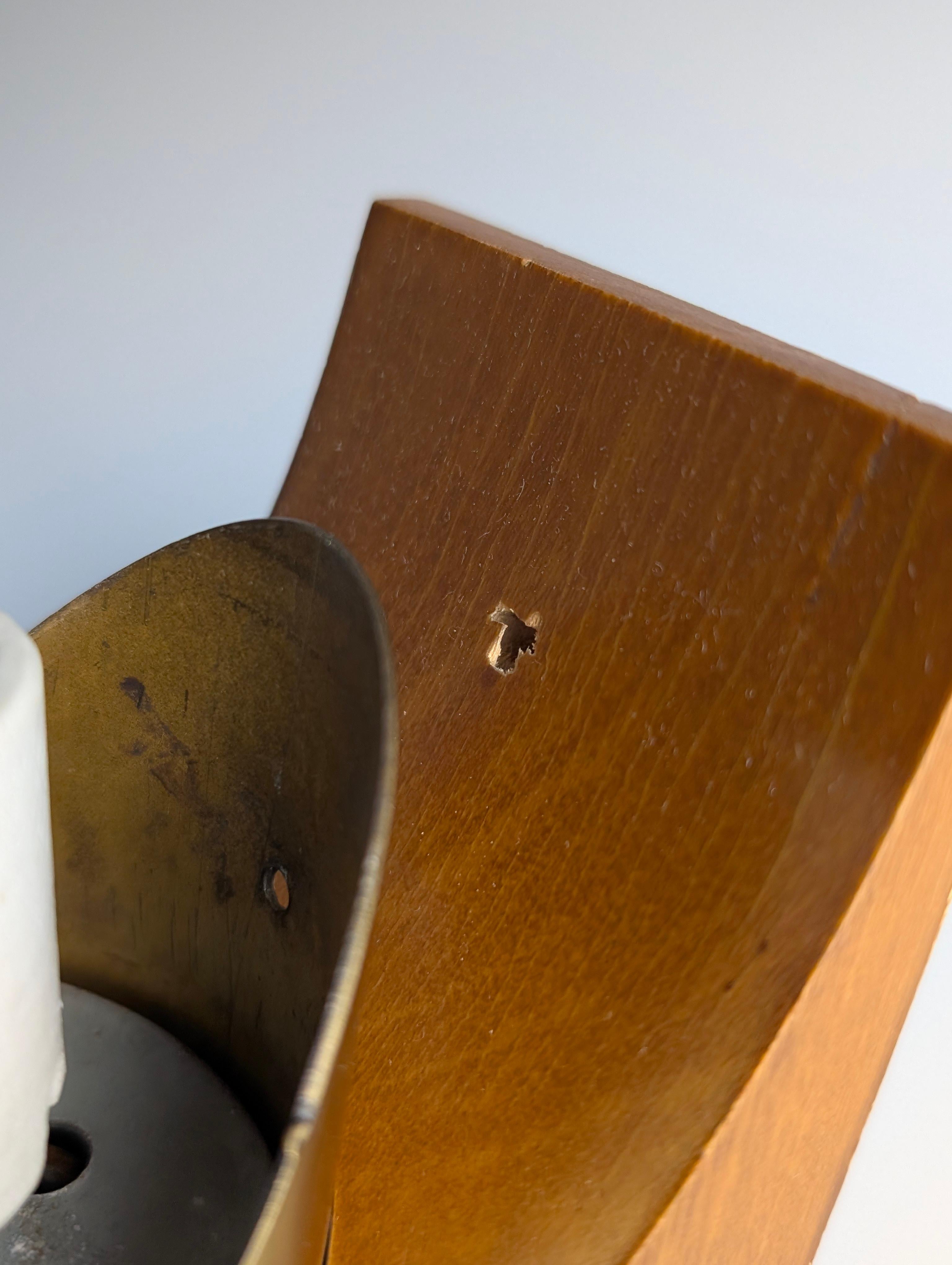 Lampada da parete ovale d'epoca in legno, ottone e vetro bicolore, Italia, anni '70 in vendita 1
