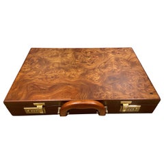 Maletín Vintage de Madera con Cerraduras de Combinación y Asa de Madera
