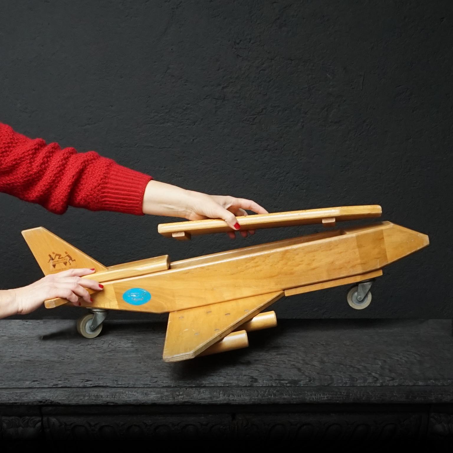 Vintage Wood Cargo Toy Airplane Community Playthings Robertsbridge Sussex In Good Condition In Haarlem, NL
