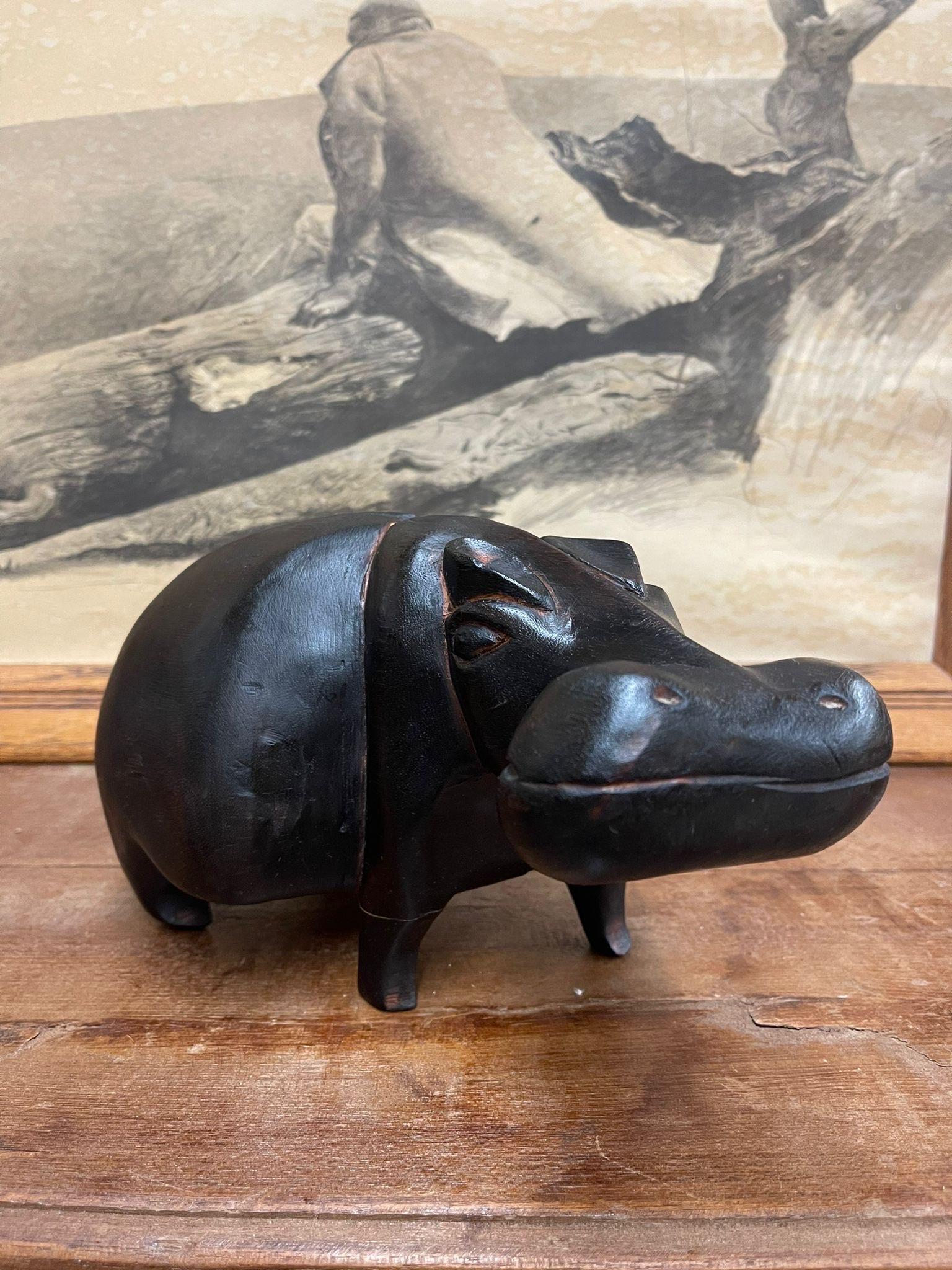Hippopotame vintage en bois fait à la main. En raison de l'âge, il y a des fissures sur le fond, comme le montre la photo. Probablement d'origine africaine. Vintage Condition Consistent with Age as Pictured.

Dimensions. 7 L ; 4 P ; 5 H