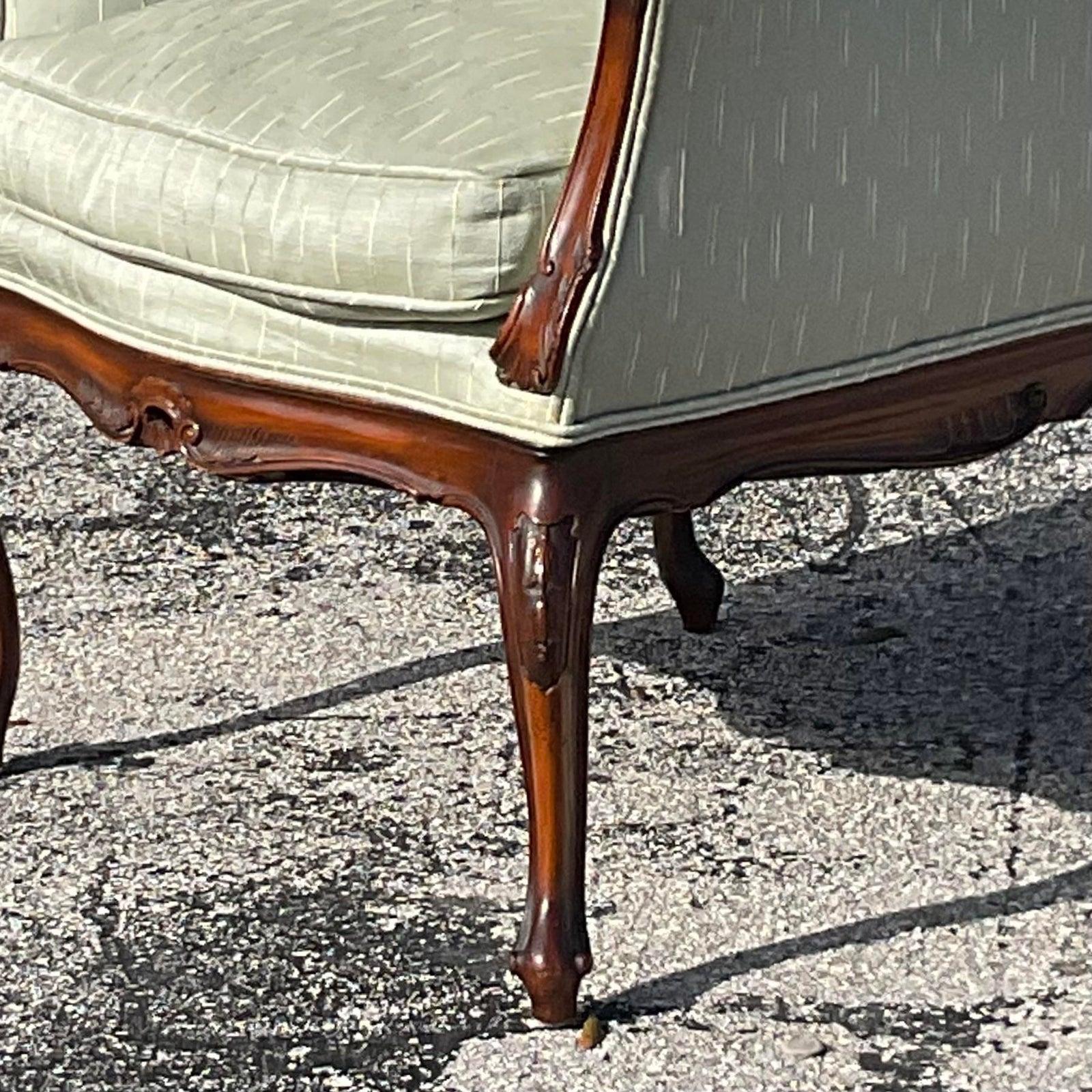 Ein fabelhafter Vintage Boho Wingback Stuhl. Schöner holzgeschnitzter Rahmen mit einer Celadon-Polsterung. Perfekt wie es ist oder aktualisieren Sie die Polsterung für einen frischen Look. Erworben aus einem Nachlass in Palm Beach. 