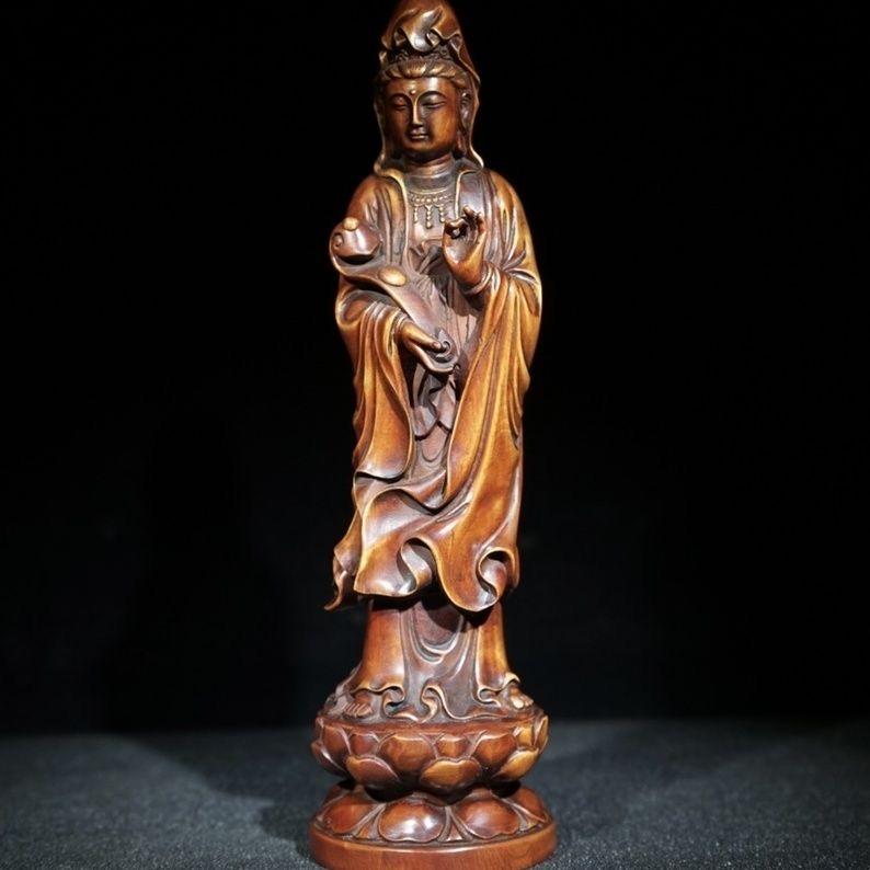 Cette statue de Bouddha Guan Yin en bois sculpté de Chine est très unique. Guanyin Bodhisattva, le nom d'un Bodhisattva bouddhiste, est l'accompagnateur gauche du Bouddha Amitabha, l'un des 