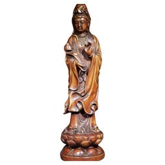 Statue de Bouddha Guan Yin vintage en bois sculpté de Chine