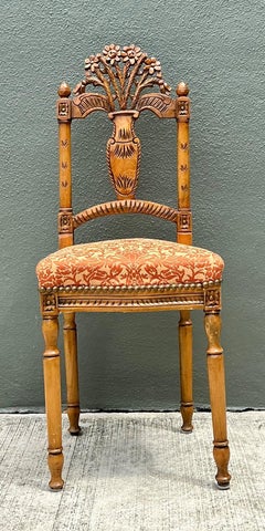 Chaise vintage en bois avec sculptures florales