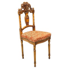 Chaise vintage en bois avec sculptures florales