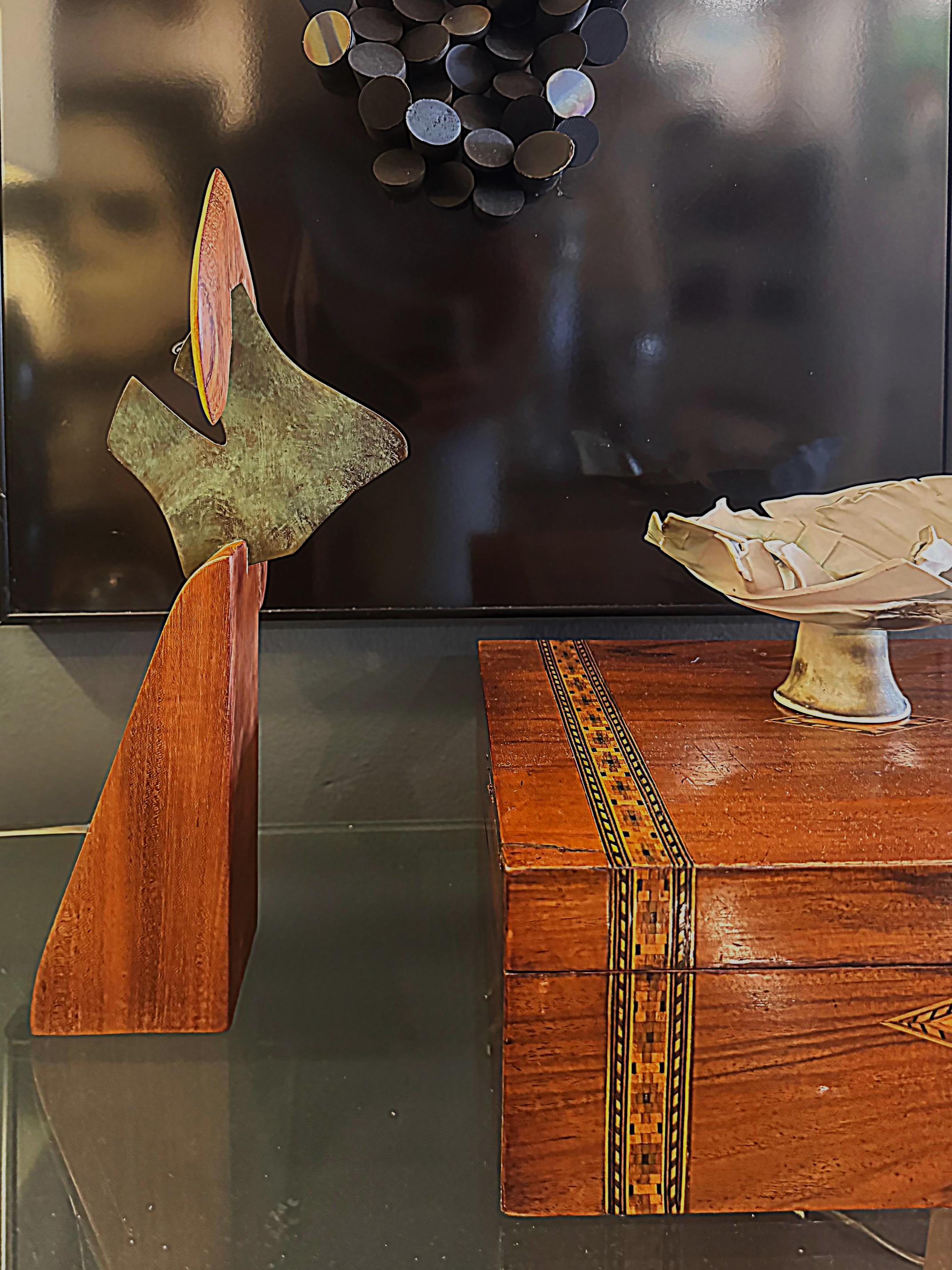  Scultura astratta biomorfa in legno e rame d'epoca

In vendita c'è un  scultura astratta in legno e rame realizzata a mano, firmata e datata '96. La forma biomorfa in rame è sospesa tra la base in legno e un braccio sovrastante e presenta una