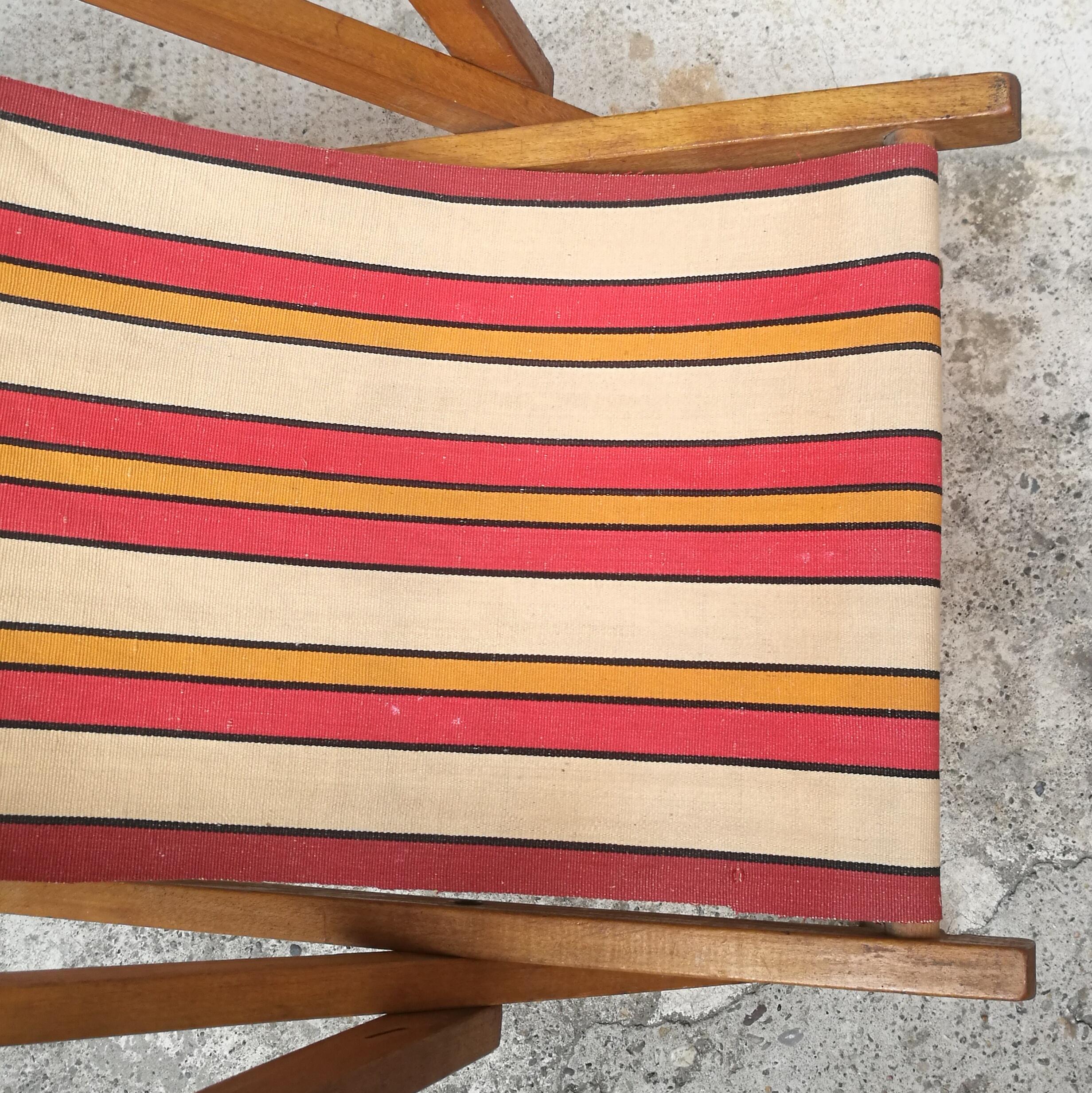 Italian mid-century small wood deckchair with original fabric, 1950s
Beautiful mini deckchair for children in wood from 1950s
Original fabric orange and white wood in patina, very good conditions.
90x50x80h cm
