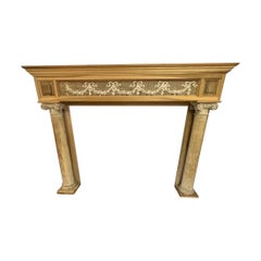 Repisa de chimenea vintage de madera con tallas antiguas y columnas con capiteles