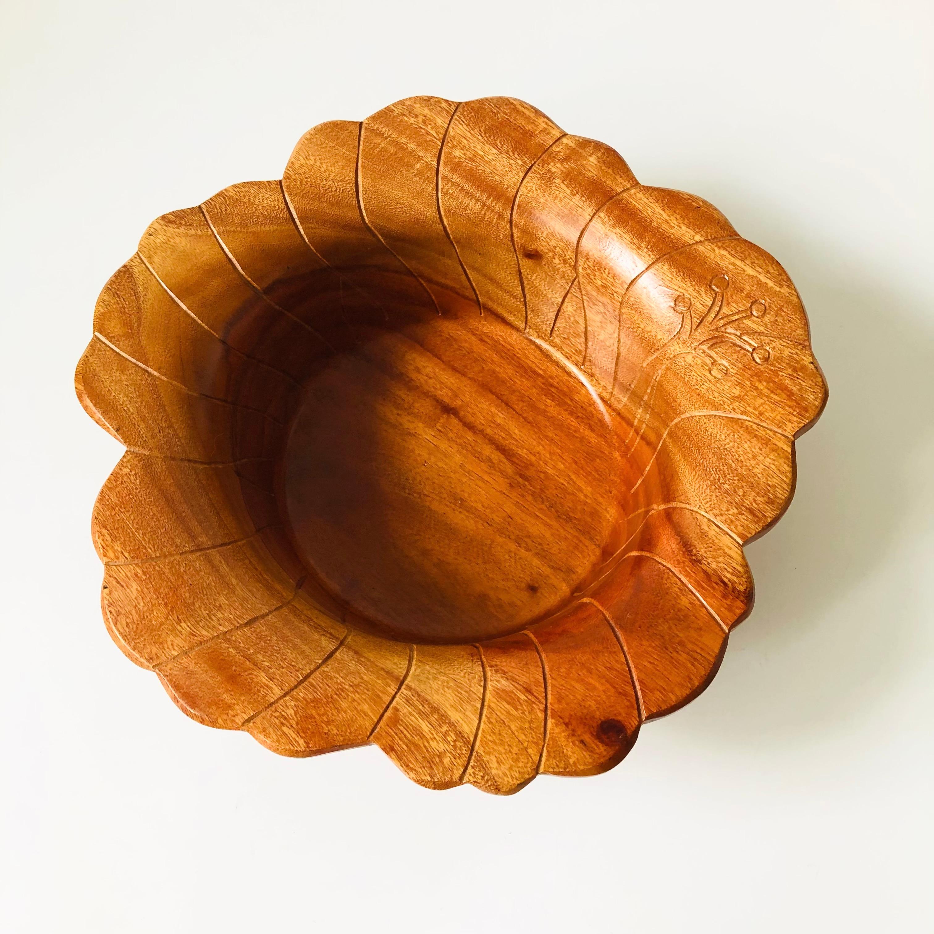 A vintage wood bowl carved into the shape of a flower. Beautiful detailing to the wide rim. Versatile medium size for using as a serving bowl or fruit bowl.

