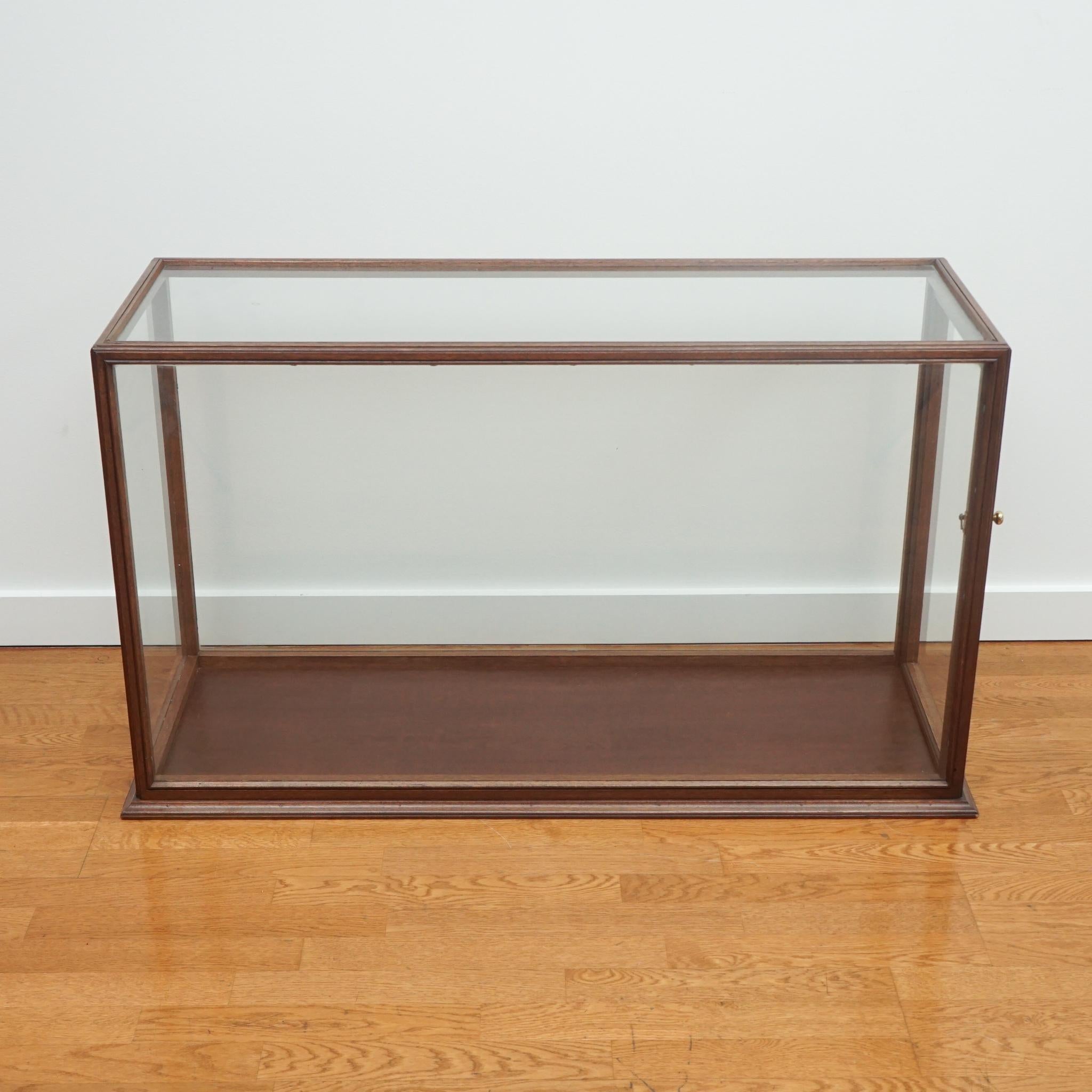 Vintage Holzrahmen Glasvitrine im Zustand „Gut“ in Hudson, NY