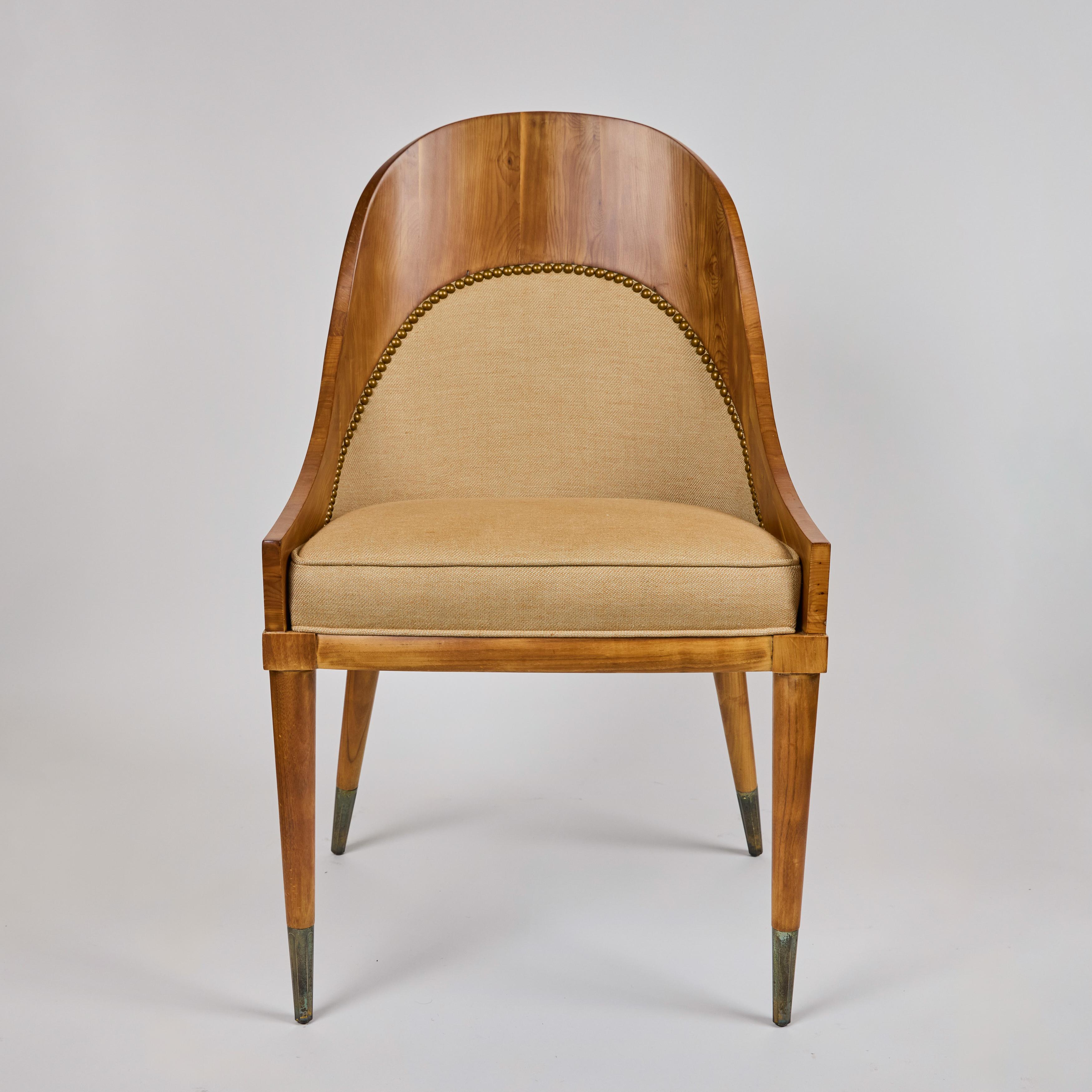 Nehmen Sie Platz und entspannen Sie sich auf diesem eleganten und schicken Beistellstuhl. Es wurde bis auf das natürliche Holz abgenommen und neu mit einem schönen italienischen Leinenbezug mit auffälligen Nagelkopfdetails versehen. Es ist das