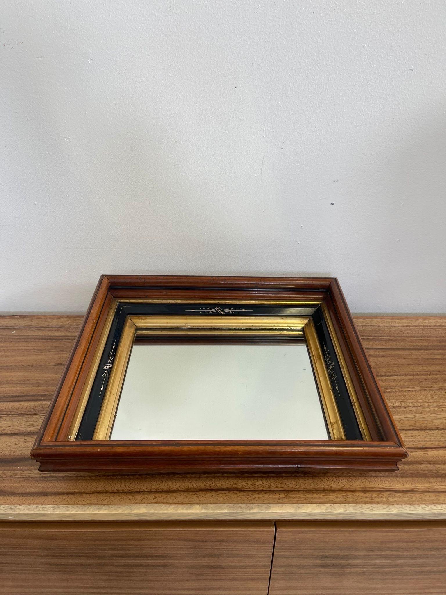 Verre Miroir vintage avec cadre en bois doré et accents peints à la main en vente