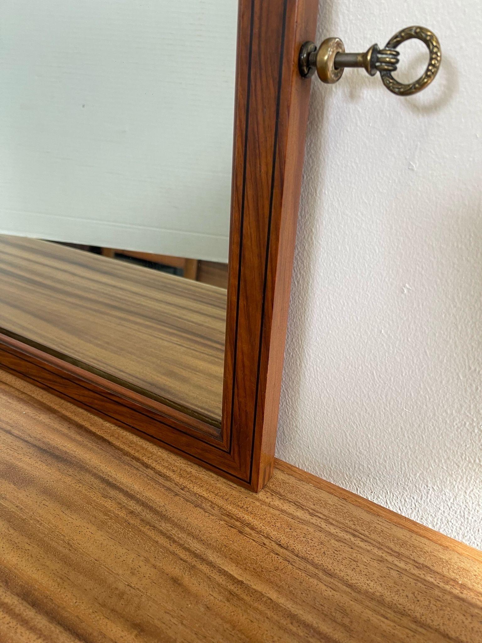 Vintage Wood Framed Mirror mit Holzintarsien und dekorativen Griffen. (Glas) im Angebot