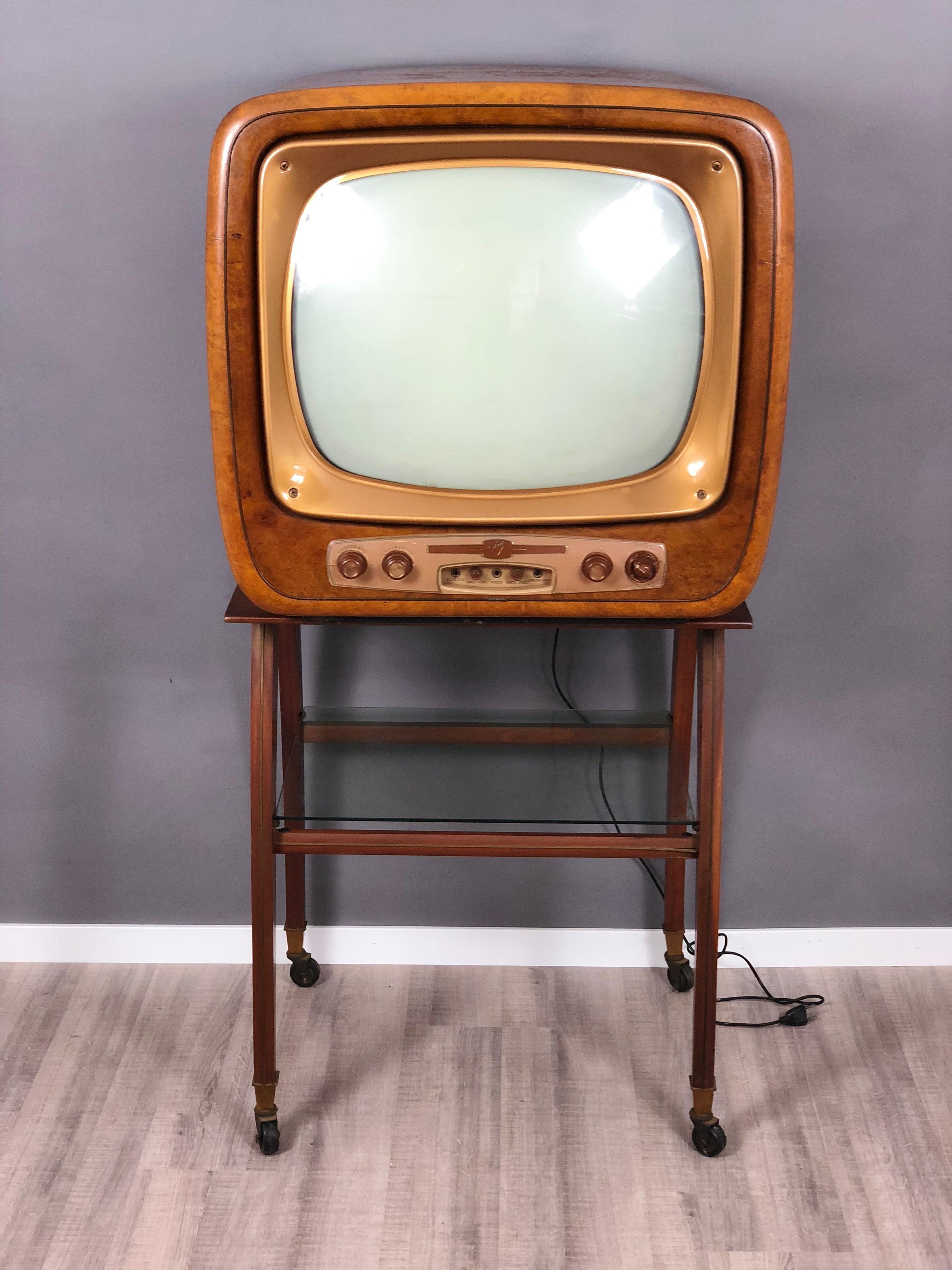 This GTV1014 was one of the first 21-inch b / w televisions produced by Geloso. 
It uses the intercarrier system as an audio-video medium frequency. The chassis is mounted inside the cabinet made of fine wood with beautiful briar-like veins. The 21