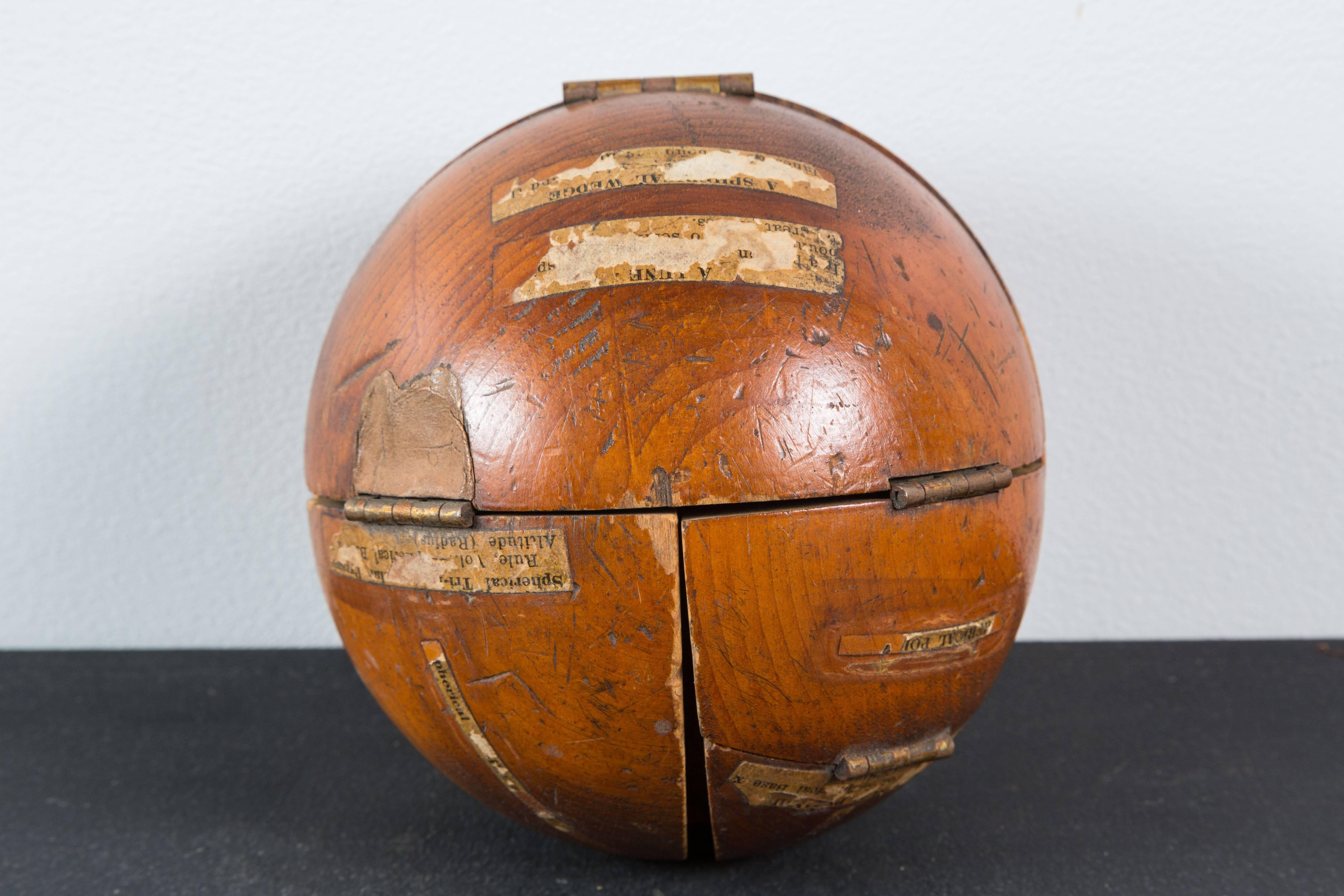 Sphère d'enseignement vintage en bois géométrique avec surface et volume en vente 3