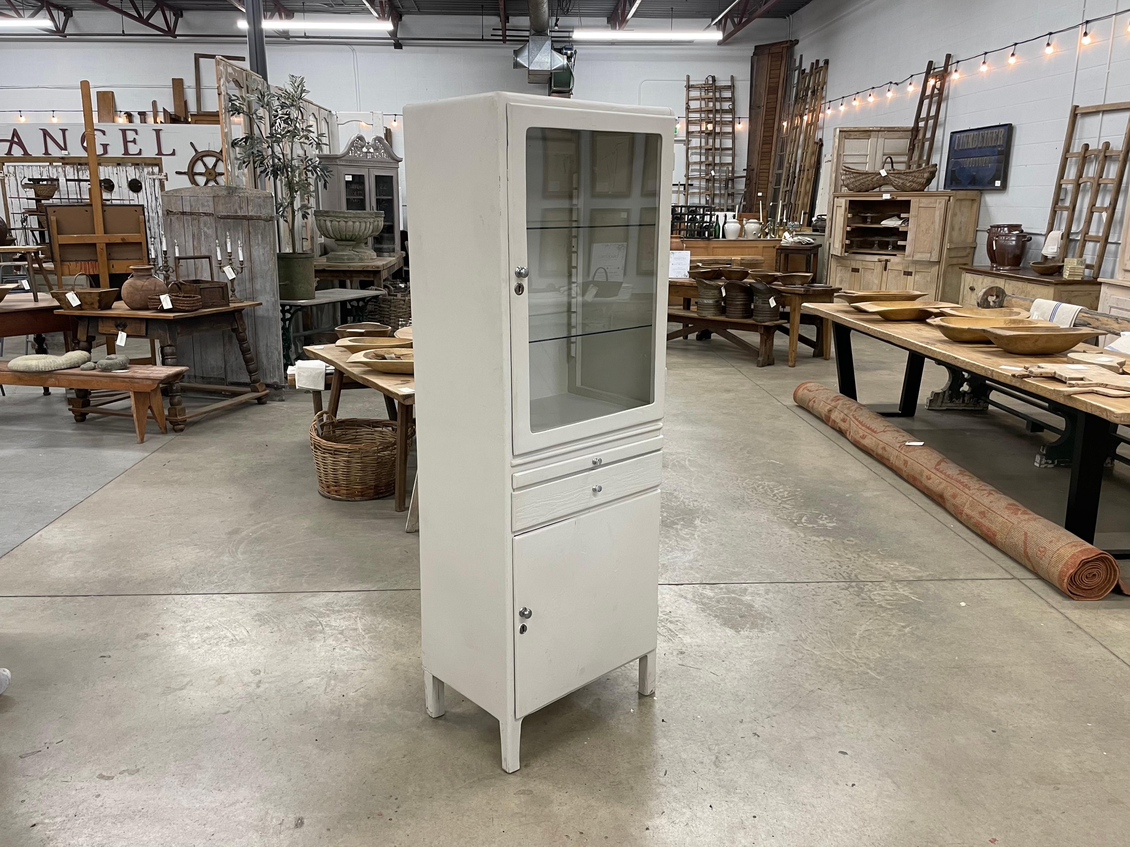 Ungarischer 2-türiger Medizinschrank Vintage By, einer mit Originalverglasung, der andere aus Holz. Es hat eine einzelne Schublade und eine ausziehbare Ablage für die Unterbringung von Instrumenten! auch mit seinem ursprünglichen Glas und polierten