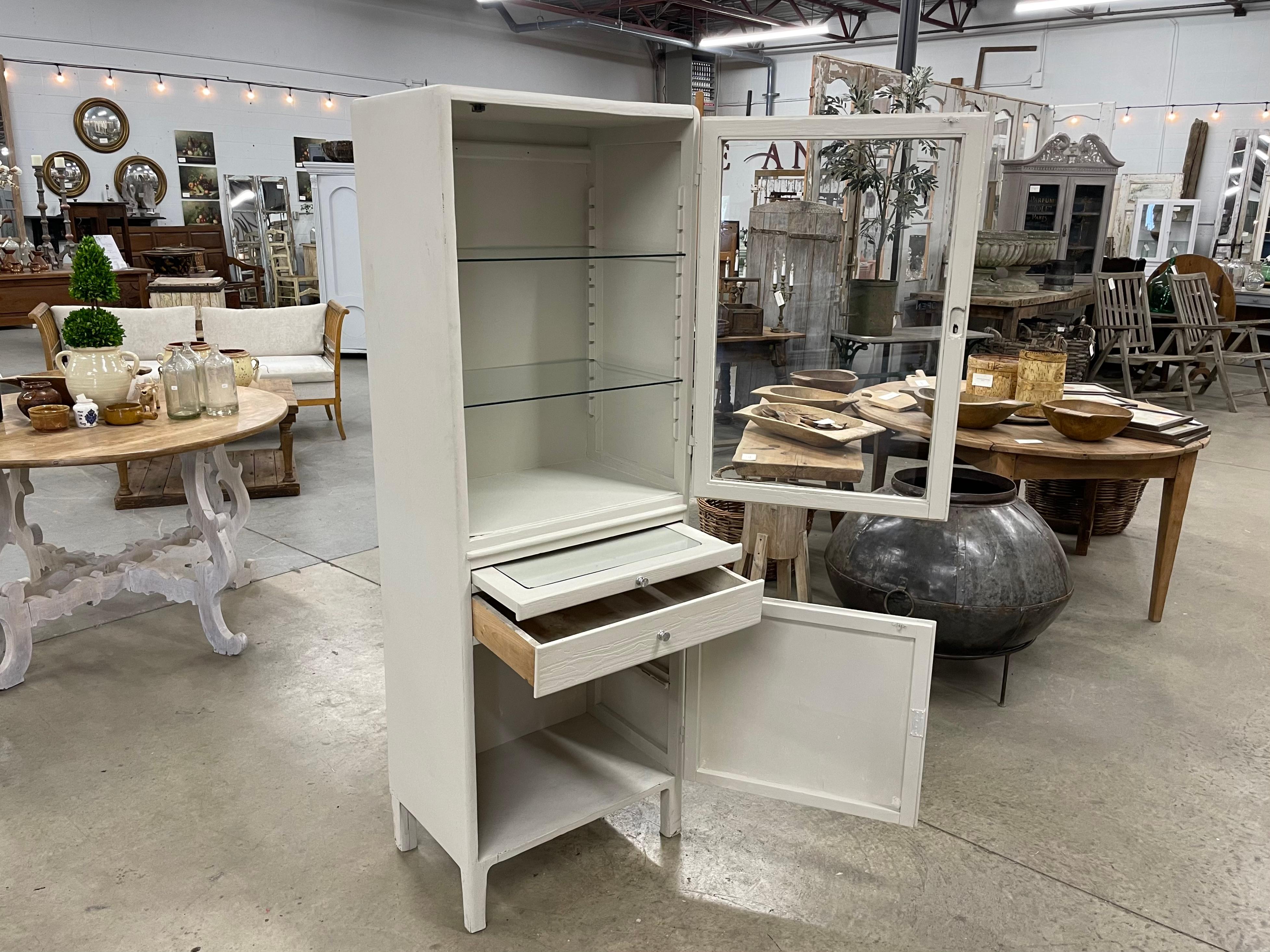 Vintage Holz & Glas ungarischen medizinischen Schrank im Zustand „Gut“ in Calgary, Alberta