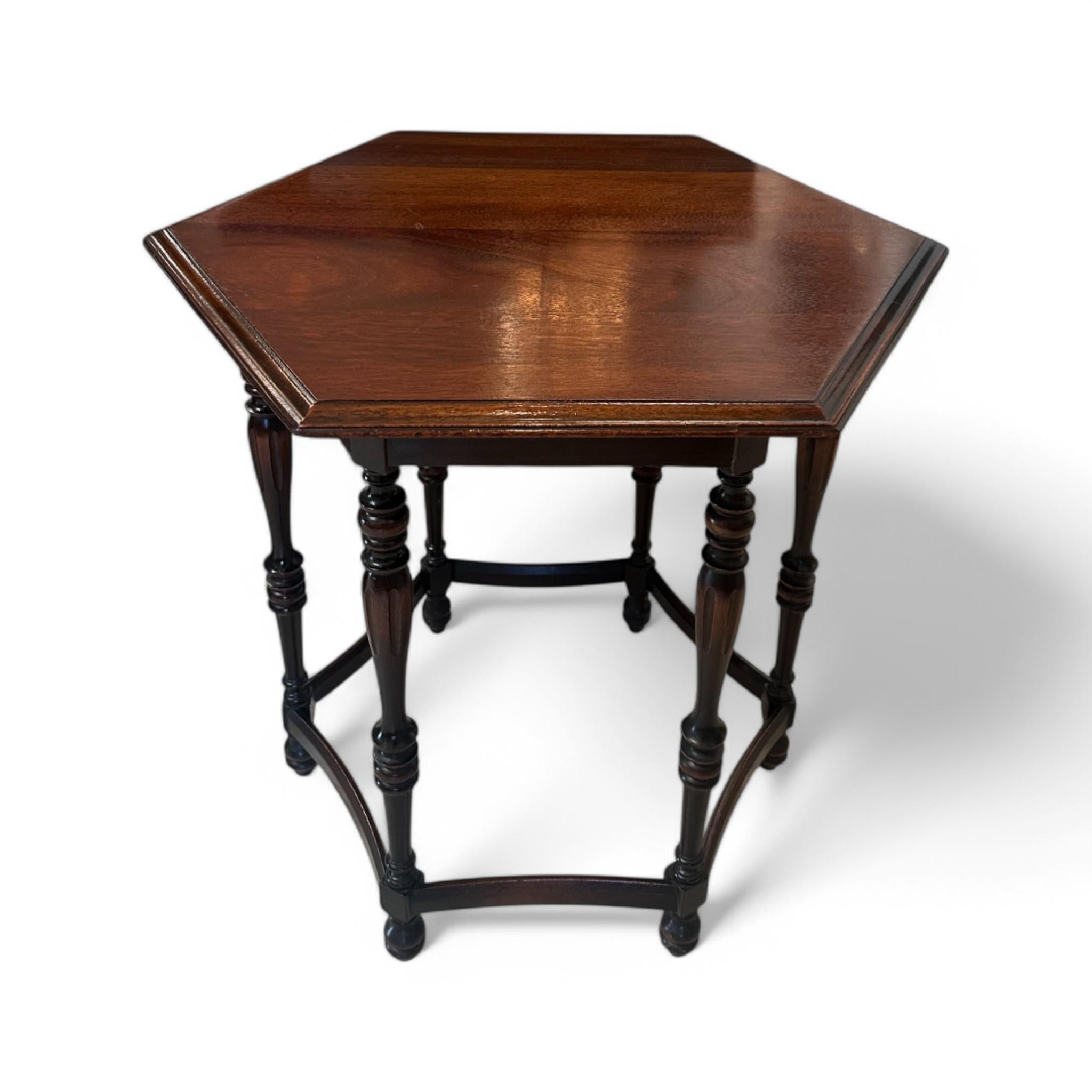 Inconnu Table d'appoint hexagonale vintage en bois en vente