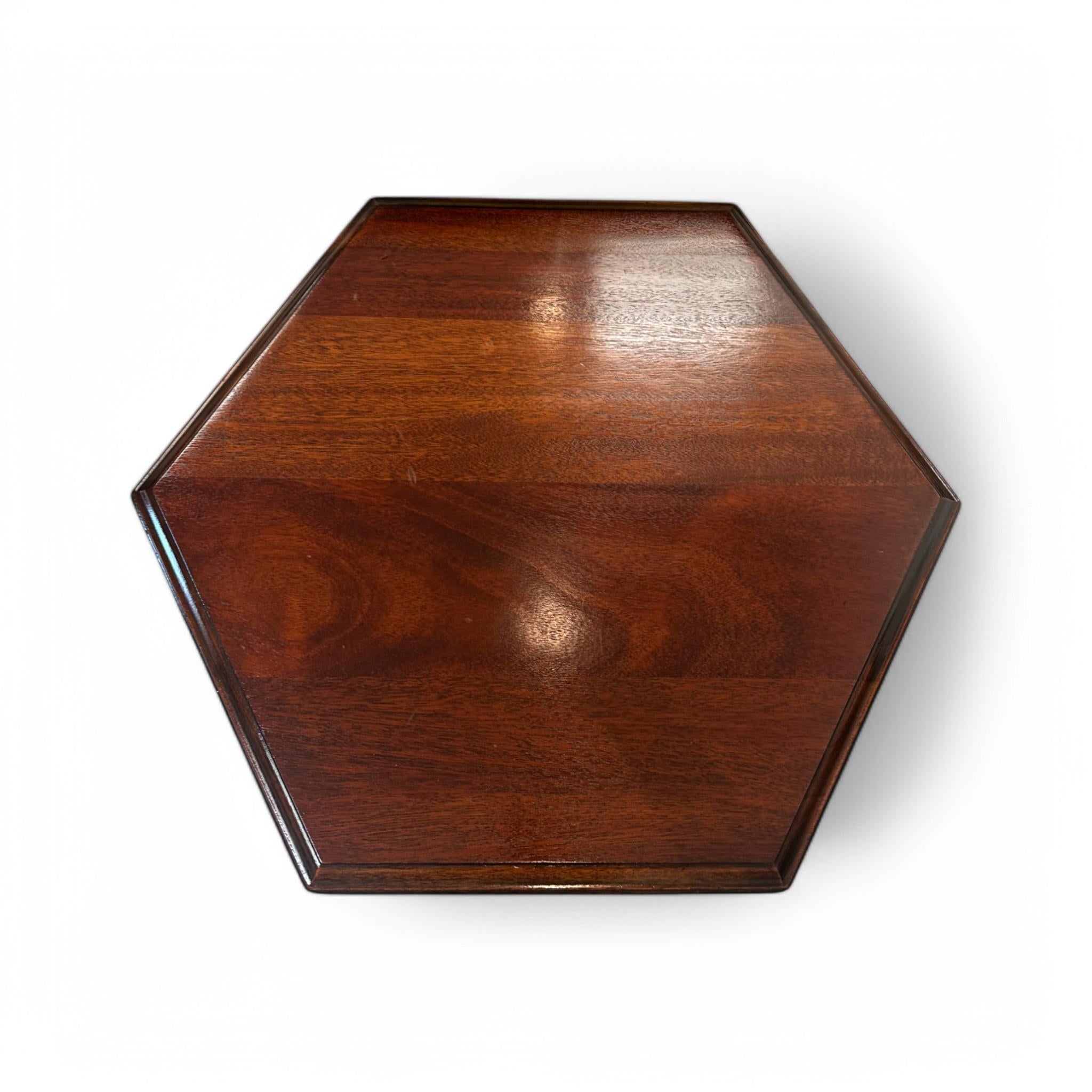 Table d'appoint hexagonale vintage en bois Bon état - En vente à Los Angeles, CA