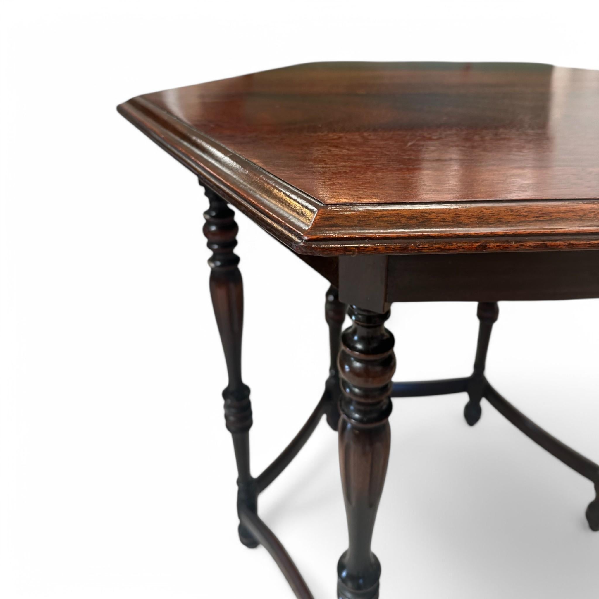 20ième siècle Table d'appoint hexagonale vintage en bois en vente