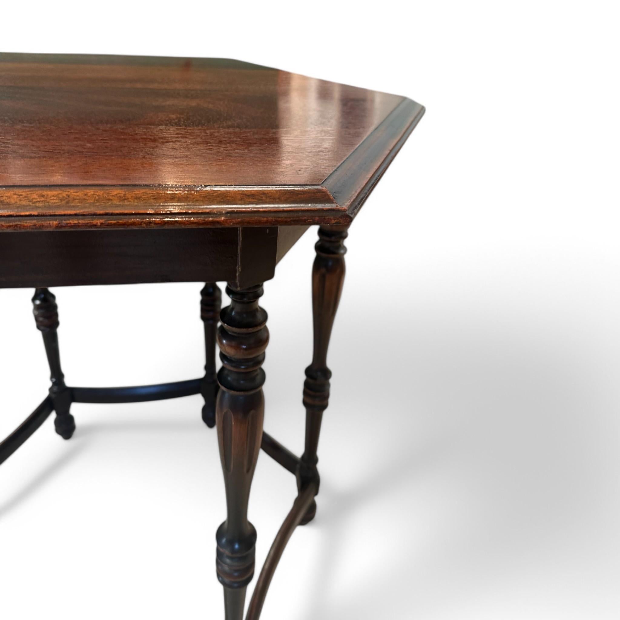 Bois Table d'appoint hexagonale vintage en bois en vente