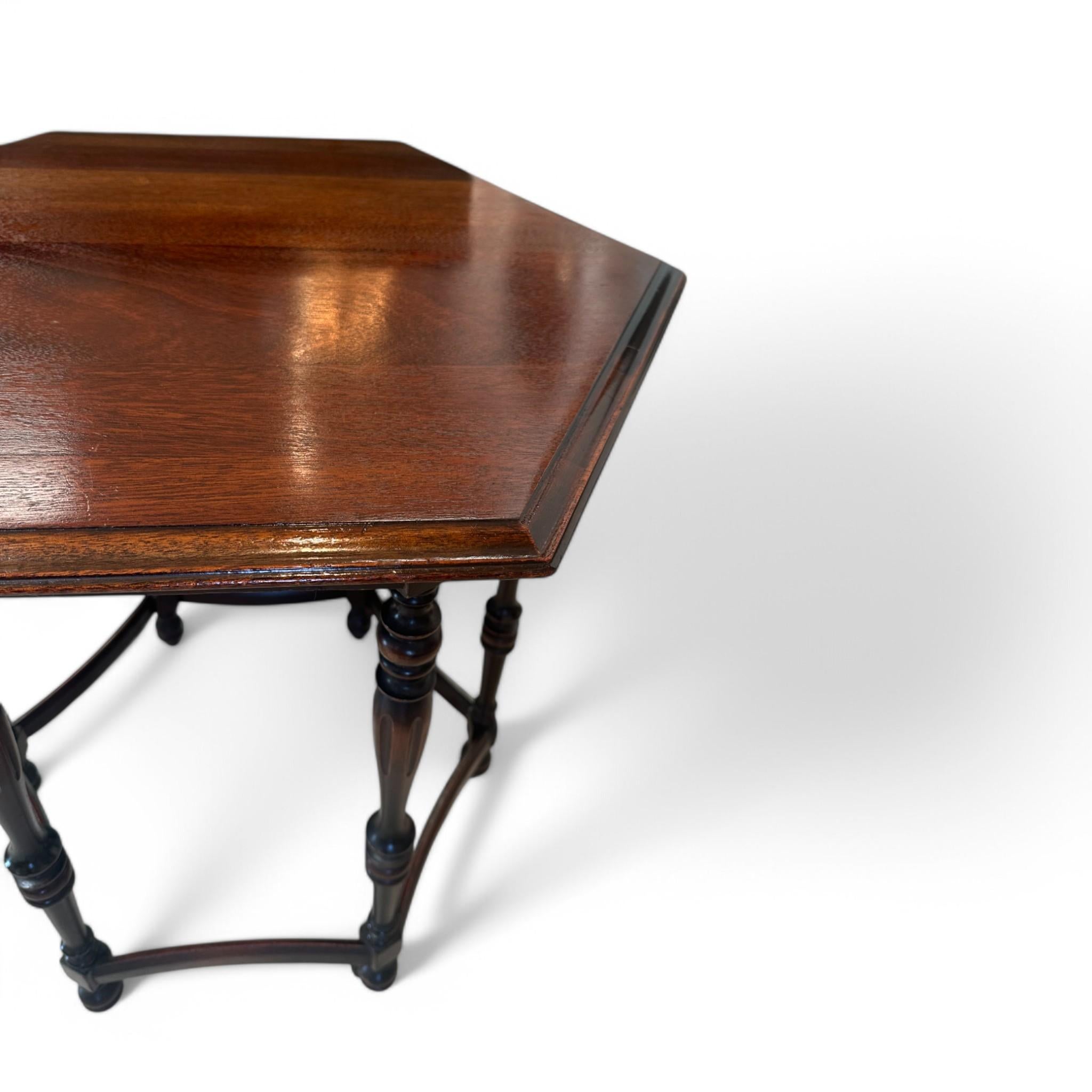 Table d'appoint hexagonale vintage en bois en vente 1