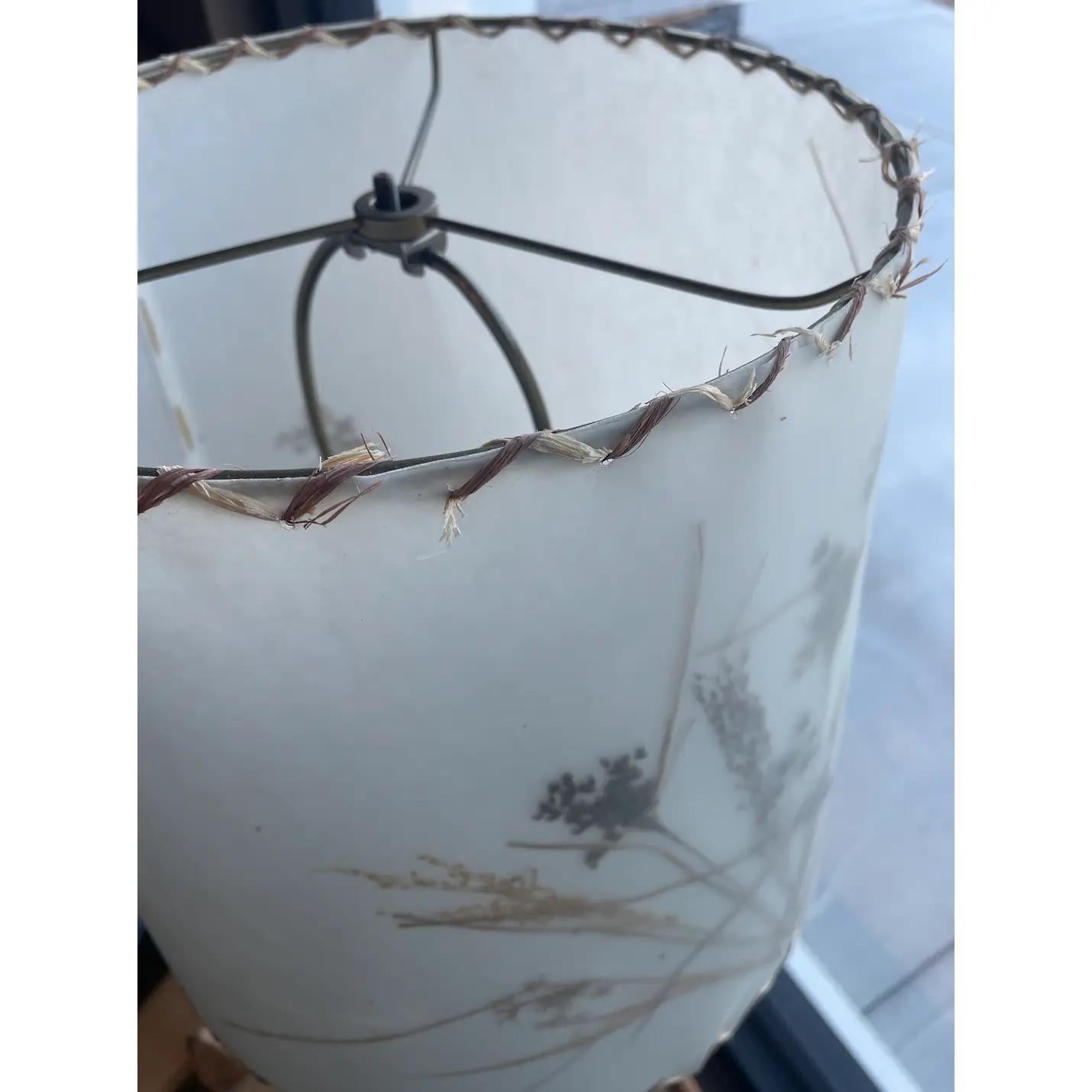 Vintage Tischlampe aus Holz aus der Mitte des Jahrhunderts mit einem geblümten Lampenschirm. Der Lampenschirm hat getrocknete Blumen mit einem gewebten Band.
Der Verkäufer hat bestätigt, dass dieses Stück in Ordnung ist.