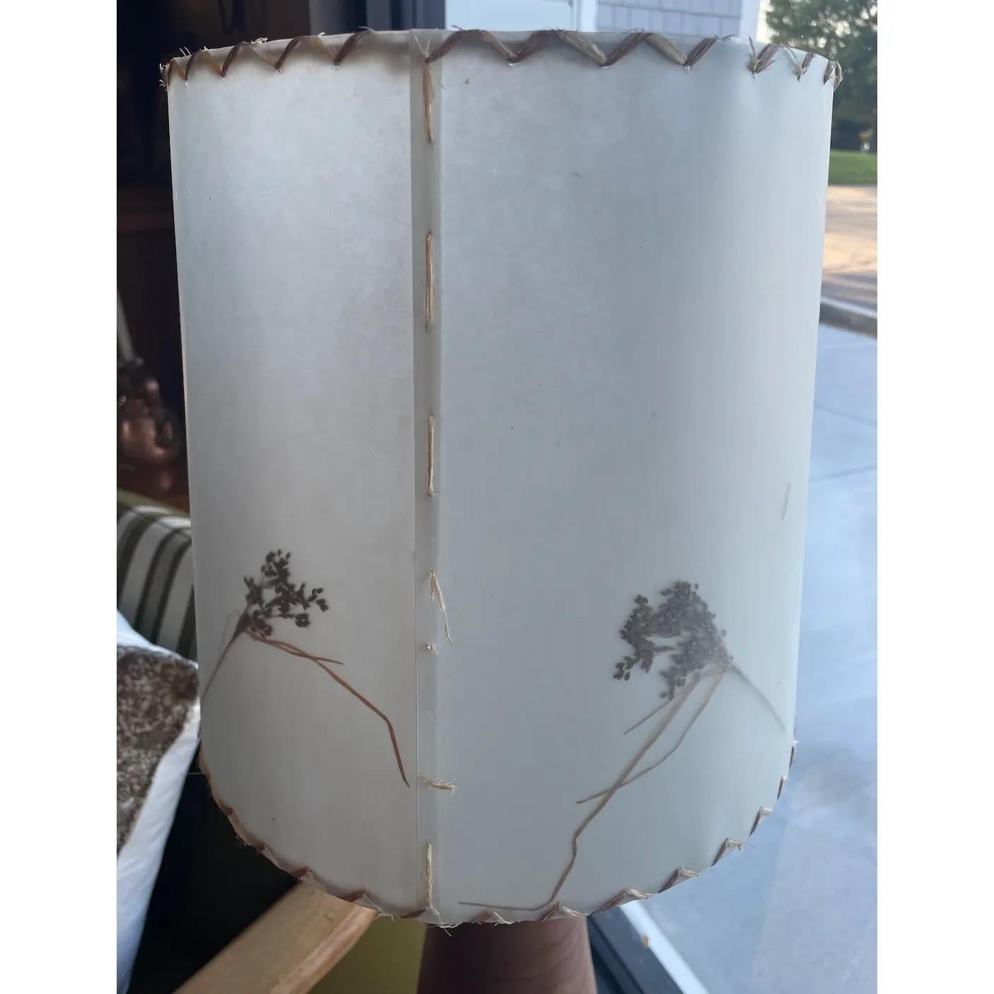 Vintage-Holzlampe mit Blumenschirm (Moderne der Mitte des Jahrhunderts) im Angebot