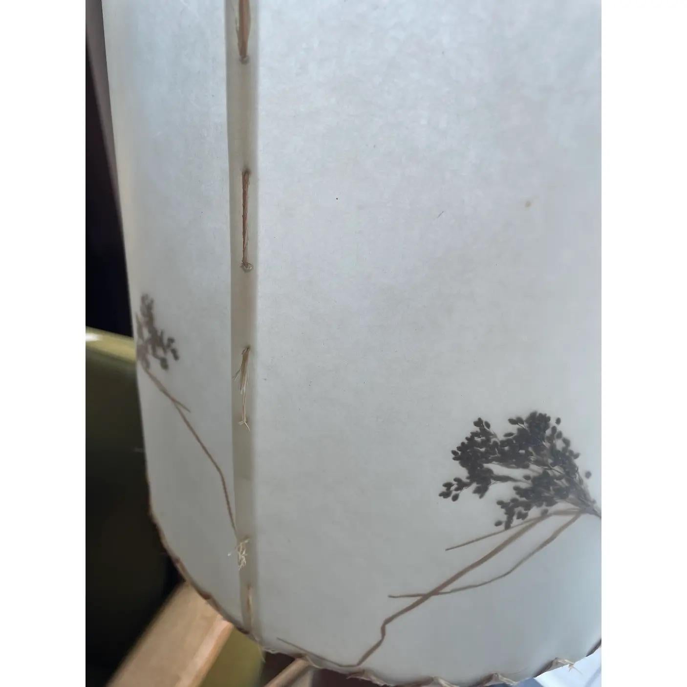 Vintage-Holzlampe mit Blumenschirm (Unbekannt) im Angebot