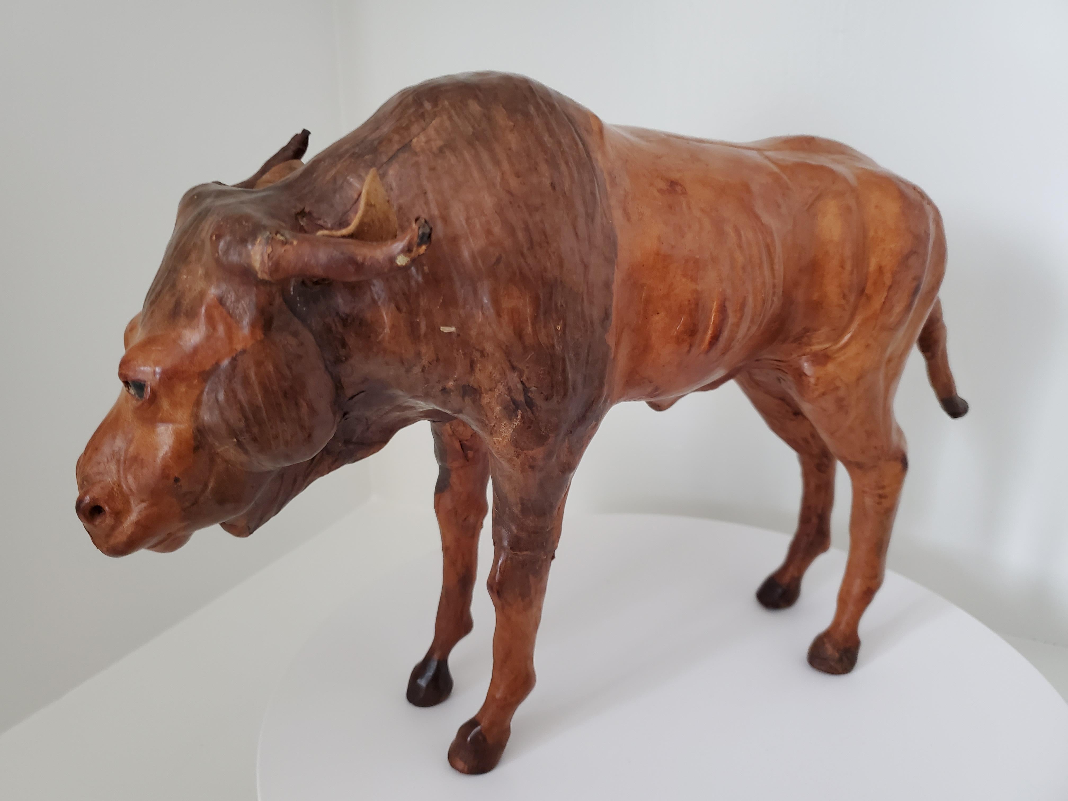 Skulptur im Vintage-Stil – Wildebeest aus Holz und Leder, wahrscheinlich aus Liberty's London im Angebot 2