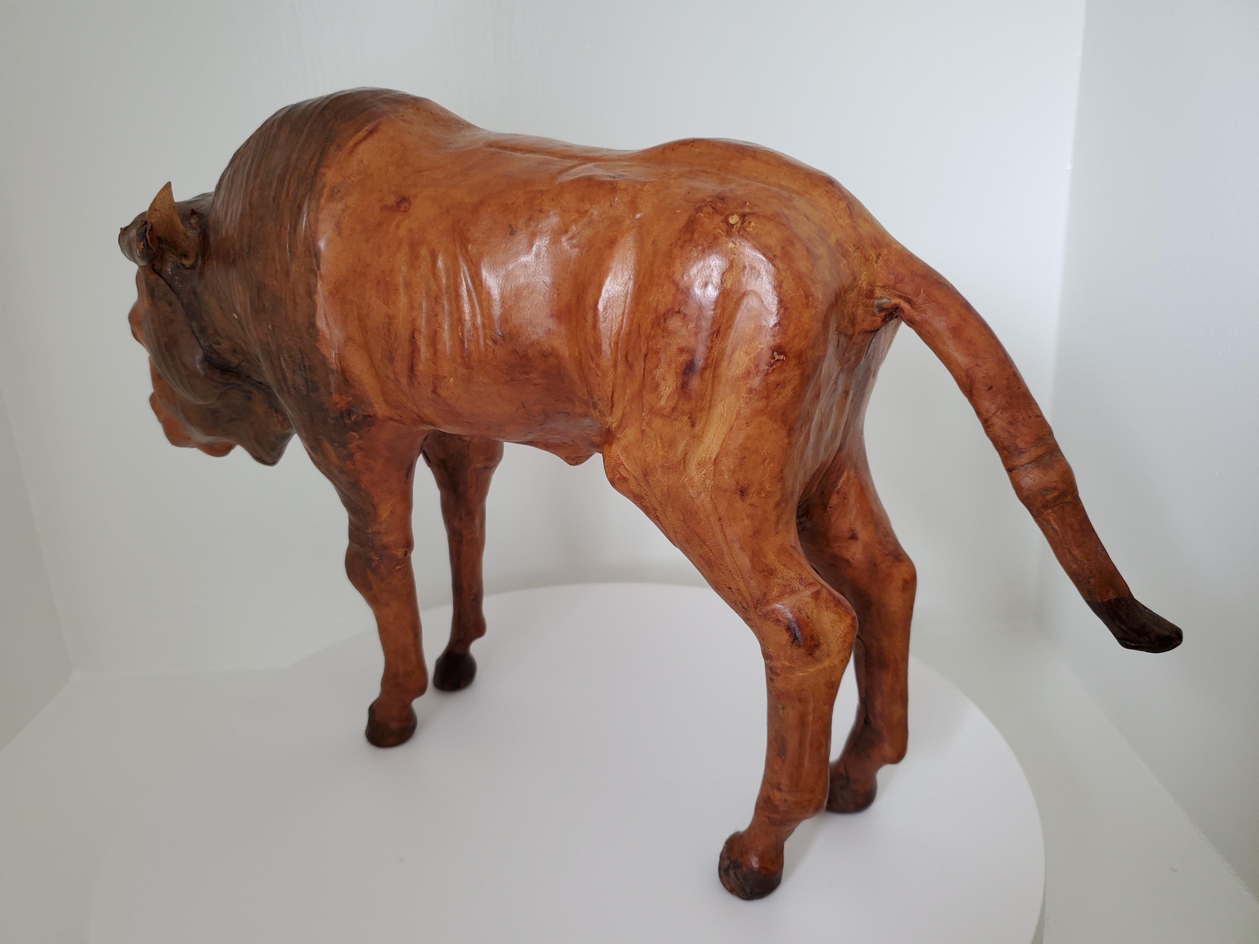 Skulptur im Vintage-Stil – Wildebeest aus Holz und Leder, wahrscheinlich aus Liberty's London im Angebot 3