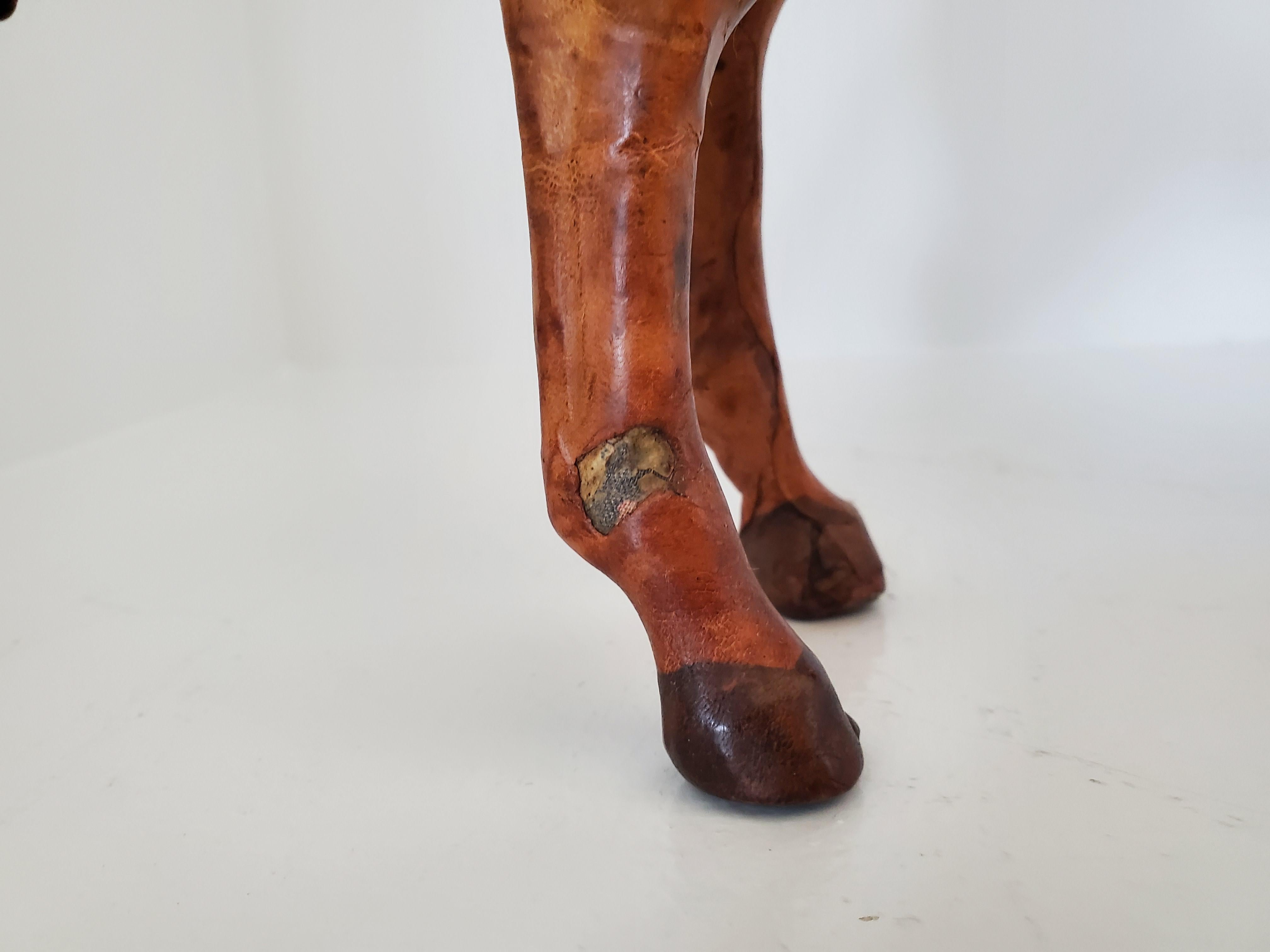 Skulptur im Vintage-Stil – Wildebeest aus Holz und Leder, wahrscheinlich aus Liberty's London im Angebot 4
