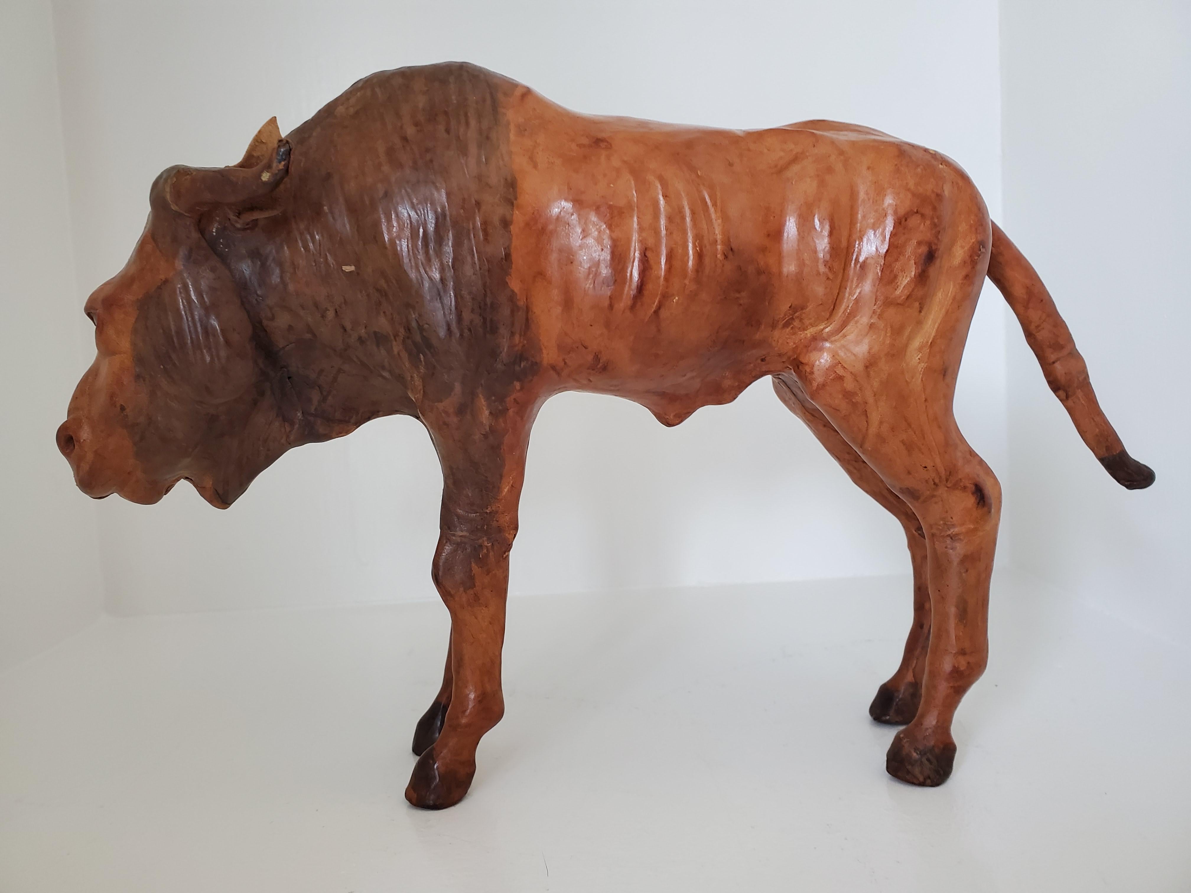 Skulptur im Vintage-Stil – Wildebeest aus Holz und Leder, wahrscheinlich aus Liberty's London (Art déco) im Angebot