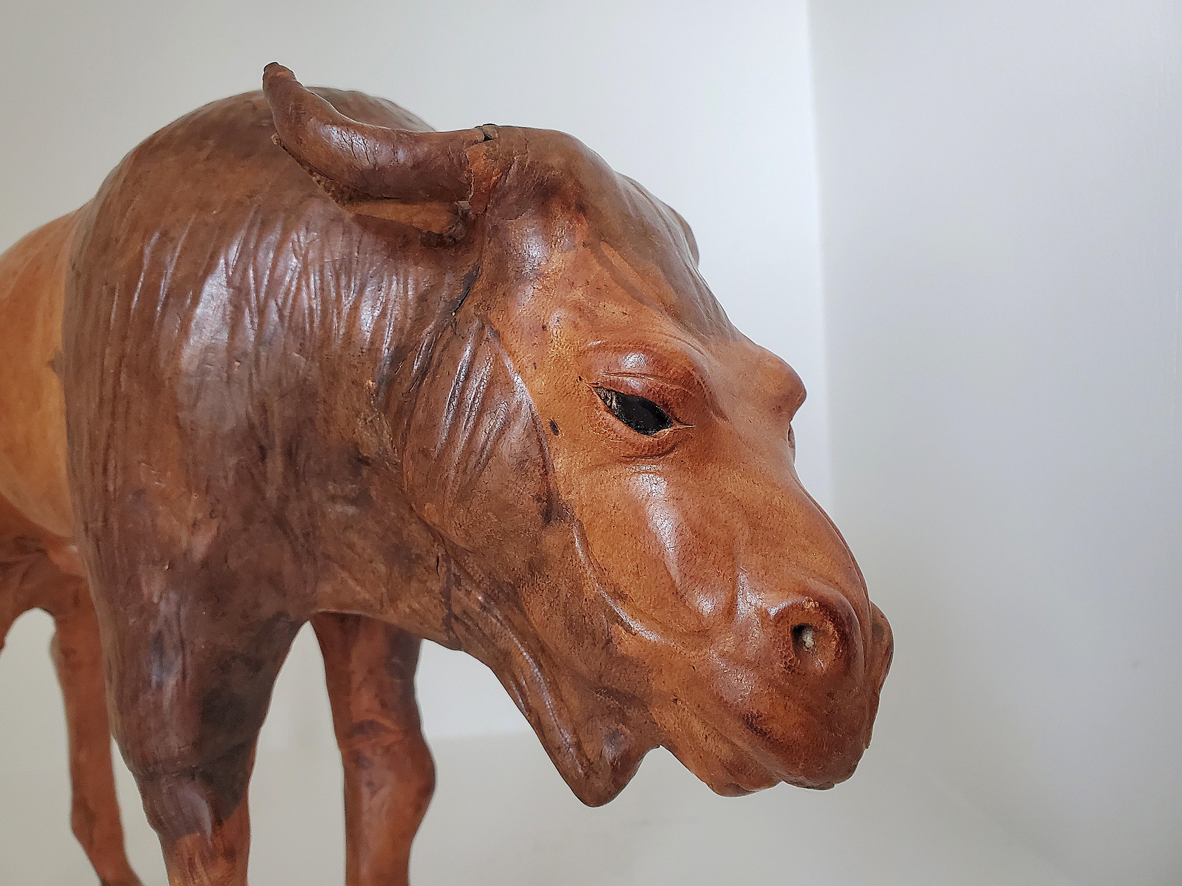 Skulptur im Vintage-Stil – Wildebeest aus Holz und Leder, wahrscheinlich aus Liberty's London (Unbekannt) im Angebot
