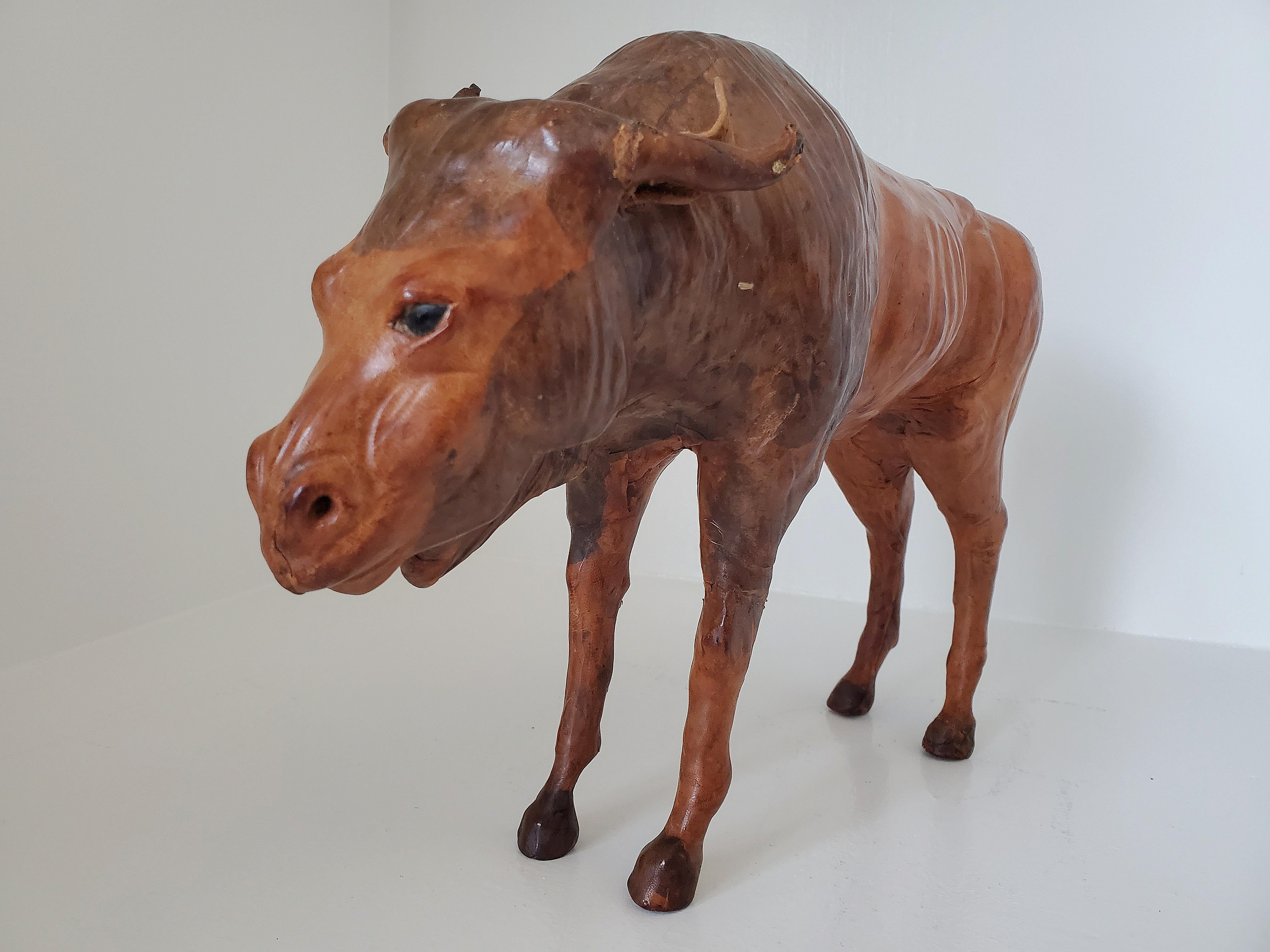 Skulptur im Vintage-Stil – Wildebeest aus Holz und Leder, wahrscheinlich aus Liberty's London (Holzarbeit) im Angebot