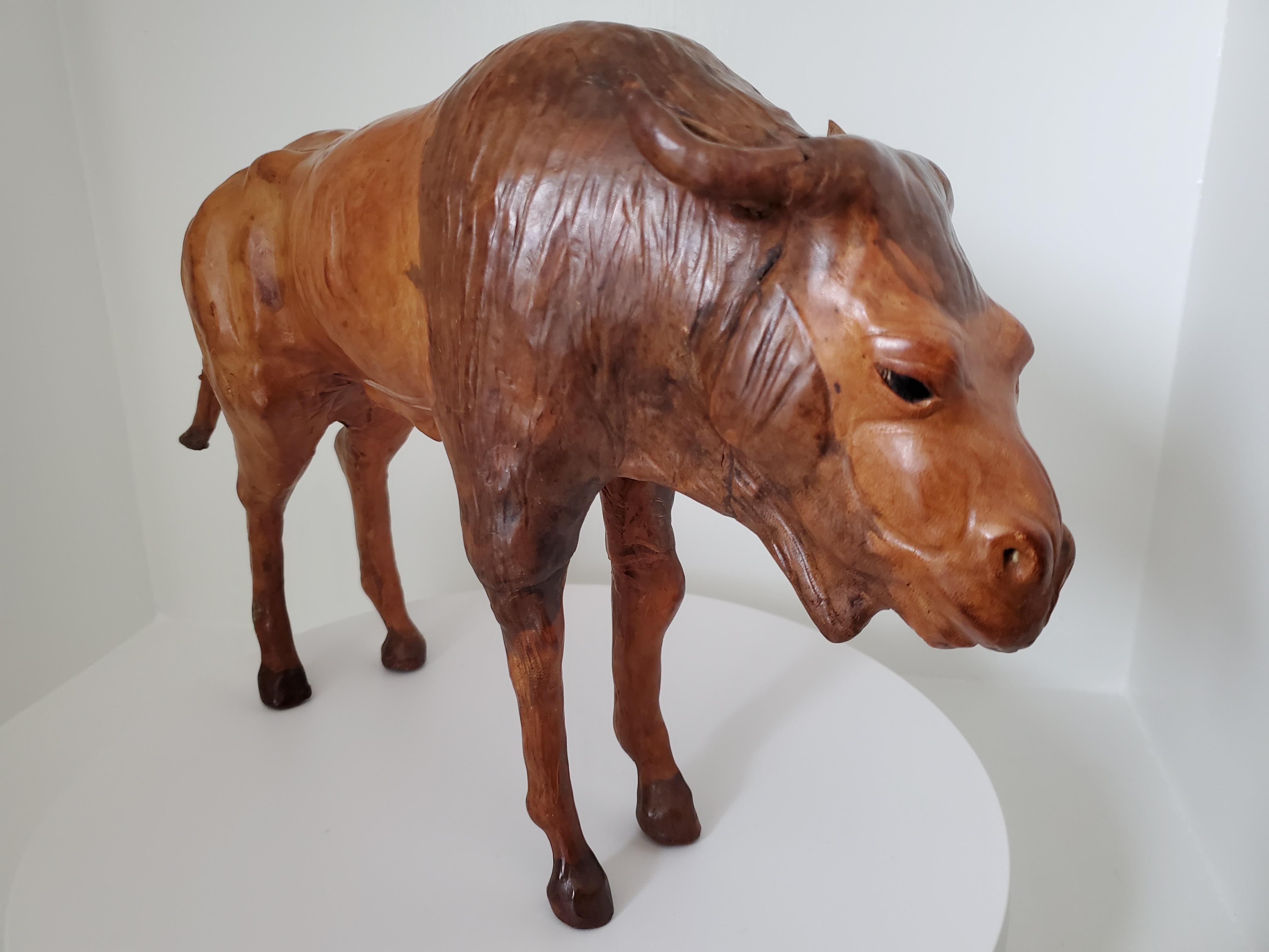 Skulptur im Vintage-Stil – Wildebeest aus Holz und Leder, wahrscheinlich aus Liberty's London (20. Jahrhundert) im Angebot