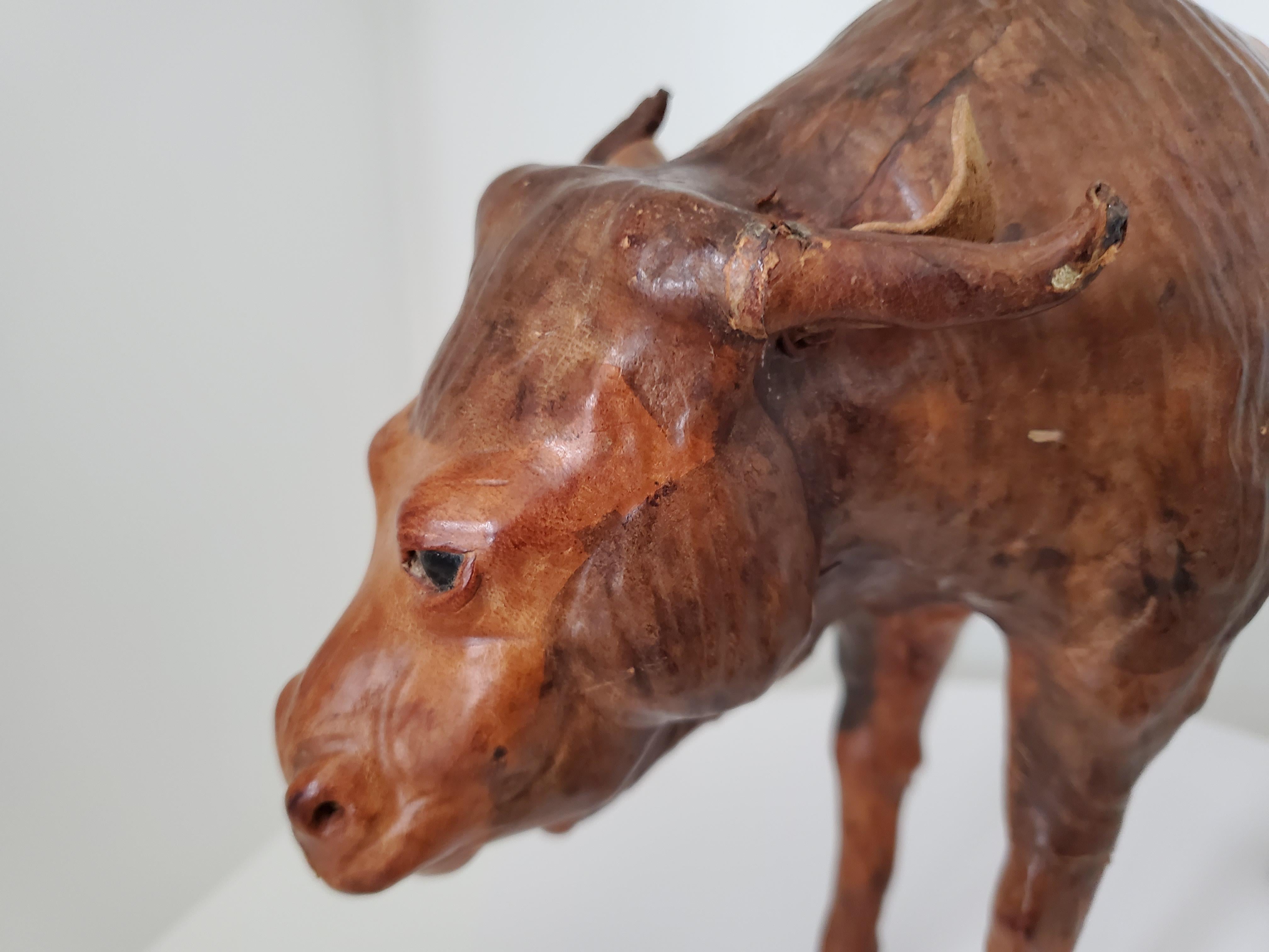 Skulptur im Vintage-Stil – Wildebeest aus Holz und Leder, wahrscheinlich aus Liberty's London (Tierleder) im Angebot