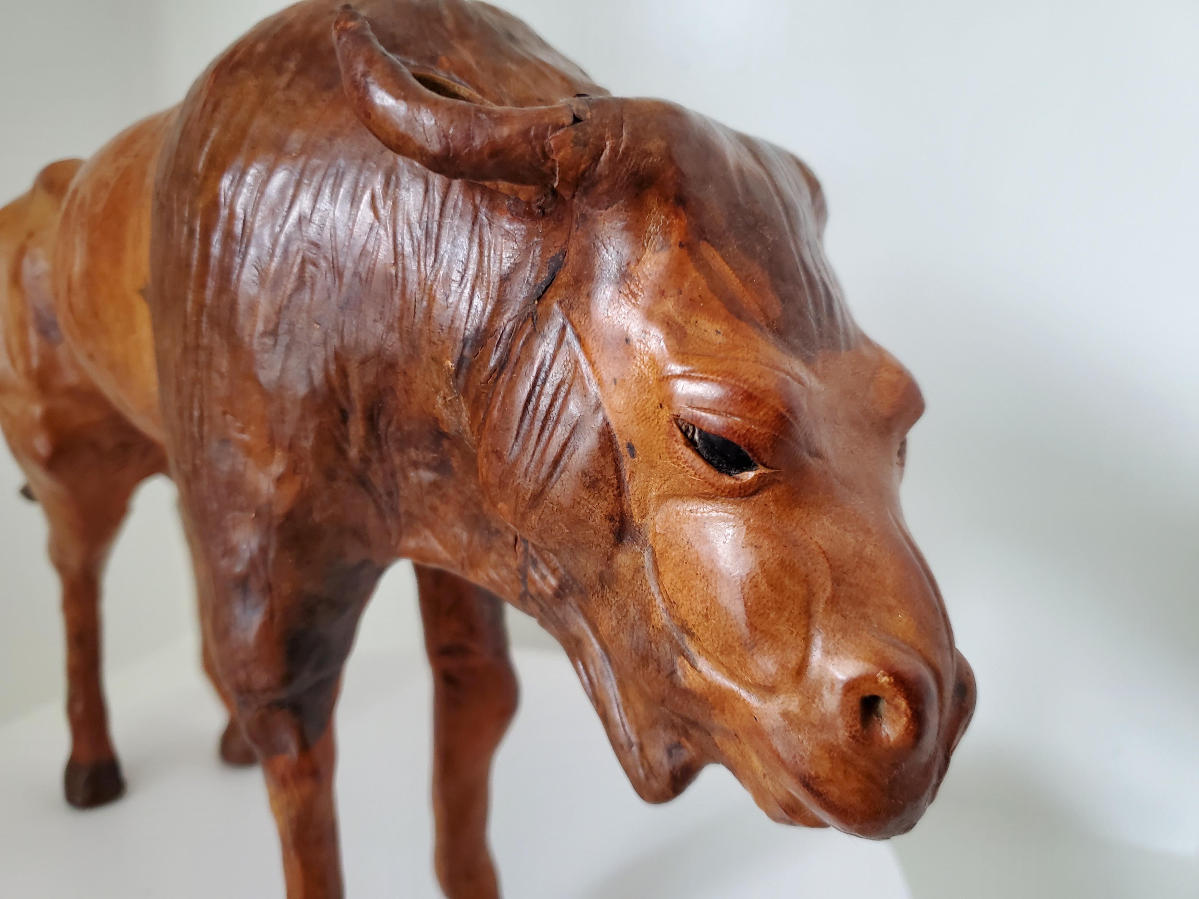 Skulptur im Vintage-Stil – Wildebeest aus Holz und Leder, wahrscheinlich aus Liberty's London im Angebot 1