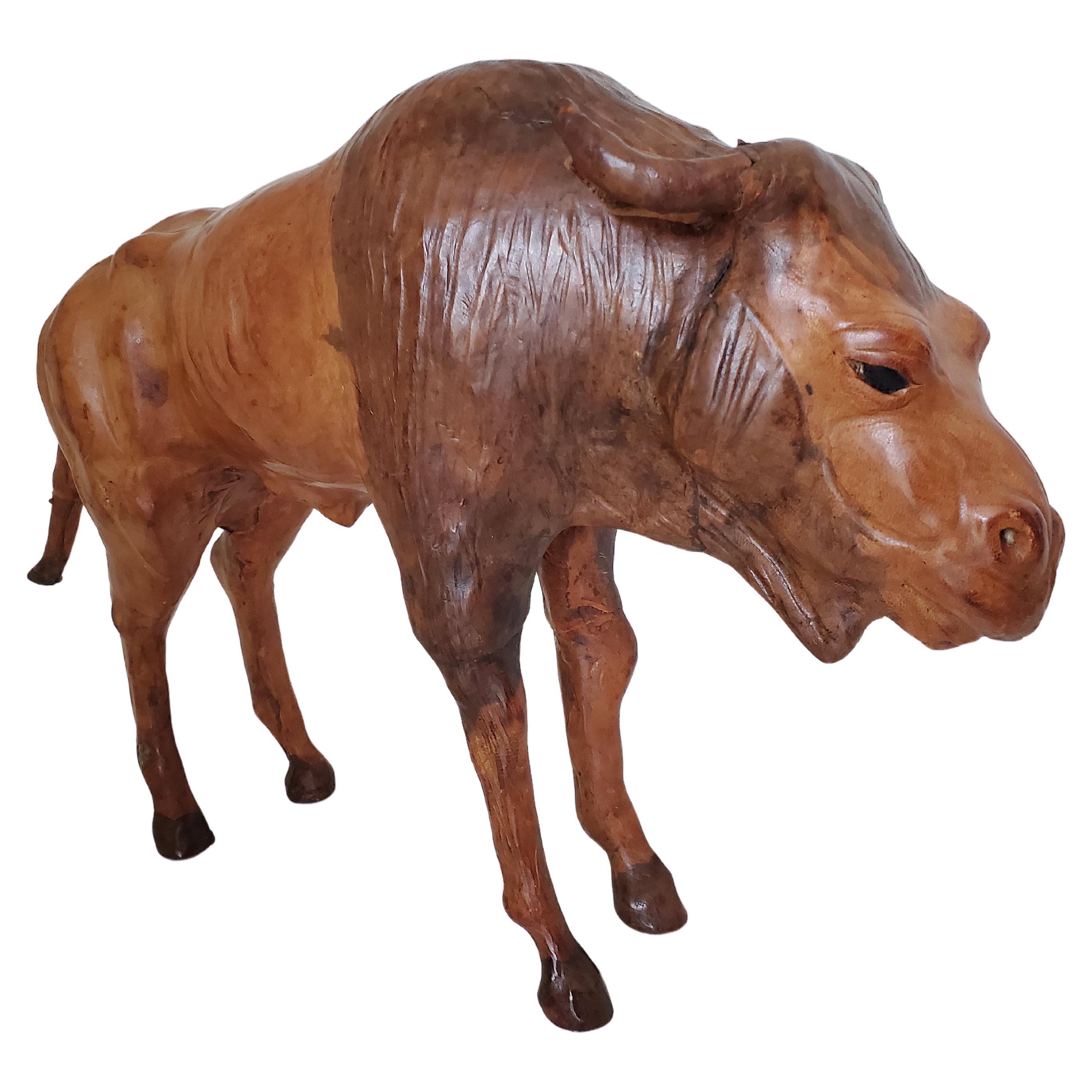 Skulptur im Vintage-Stil – Wildebeest aus Holz und Leder, wahrscheinlich aus Liberty's London im Angebot