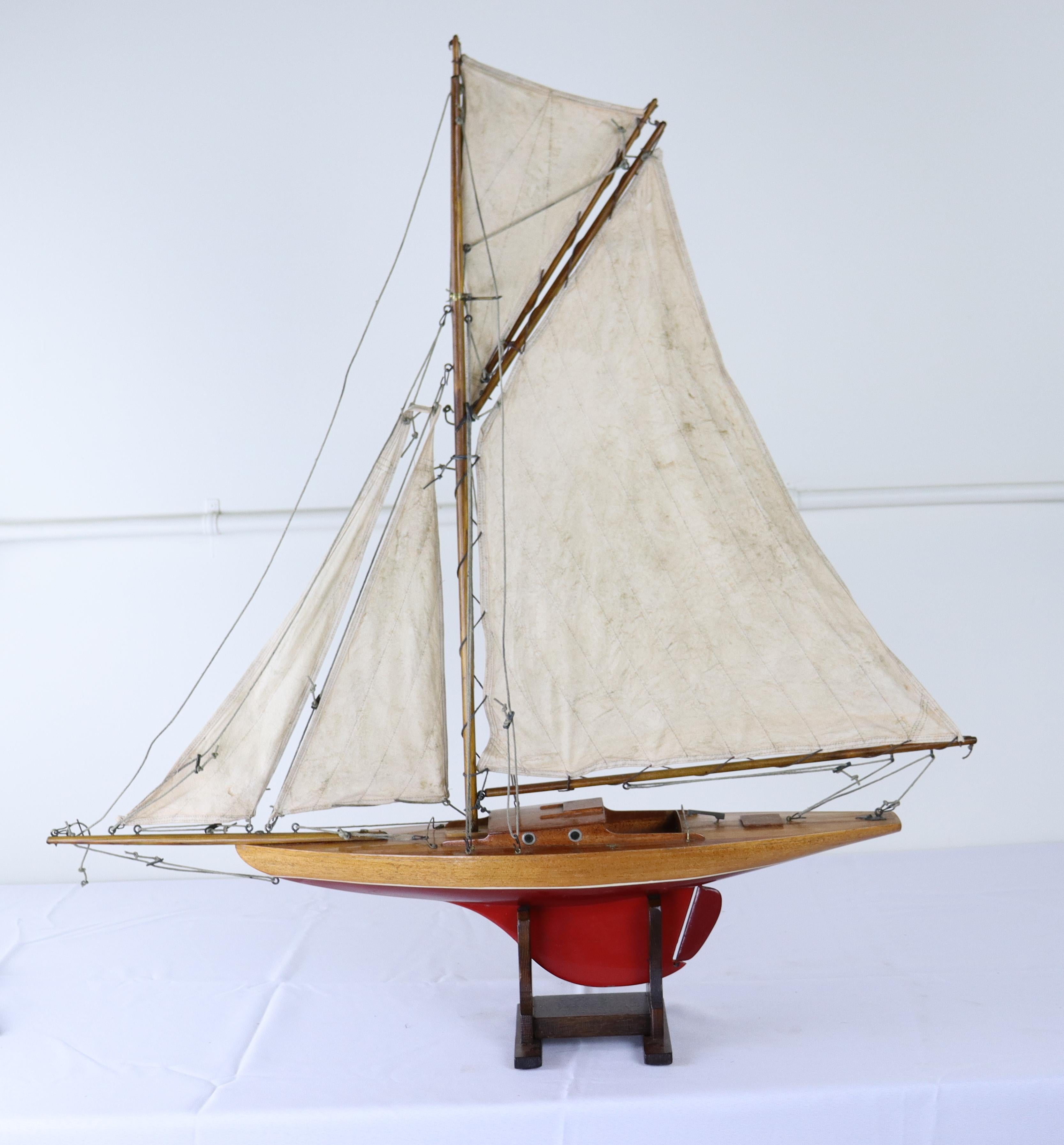 Une charmante maquette de yacht vintage avec des voiles fabriquées à partir d'anciennes toiles à voile et des accents en laiton d'origine.  Baptisé 