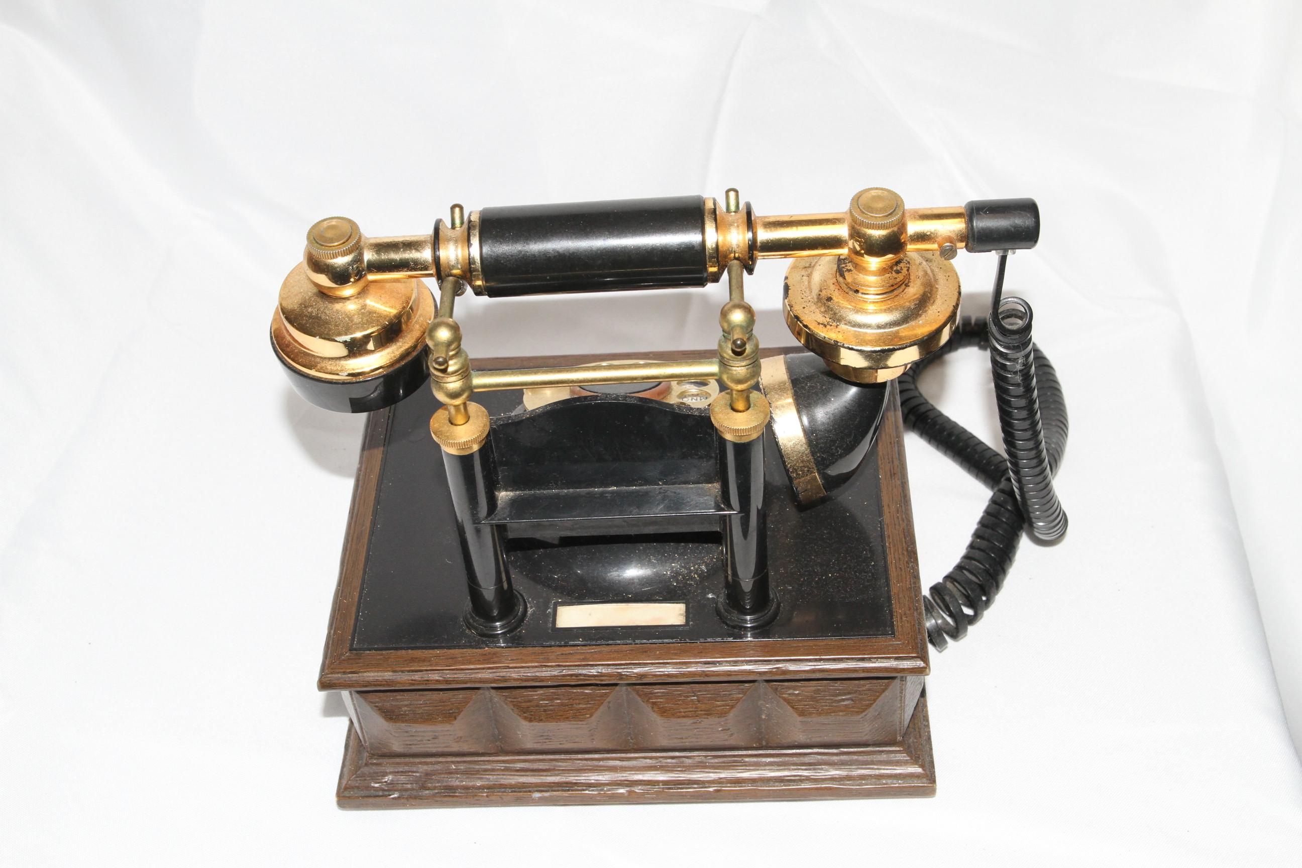 Vintage Wood Rotary Telefon im Zustand „Gut“ im Angebot in Pasadena, TX