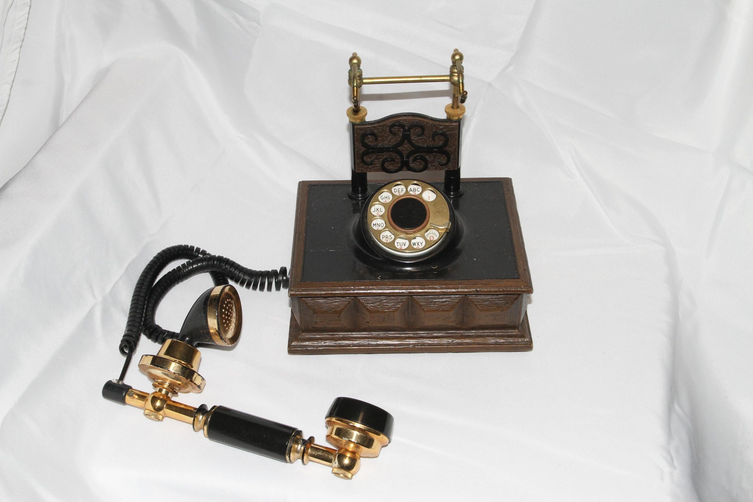Vintage Wood Rotary Telefon (20. Jahrhundert) im Angebot