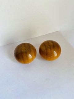 Vintage Wood Sculpted Round Salz- und Pfefferstreuer Set