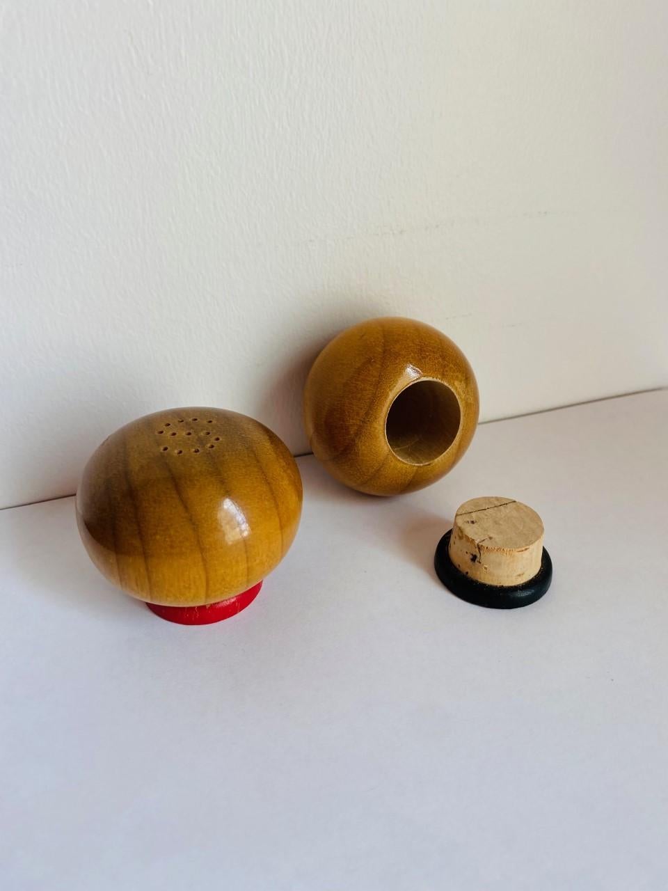 Vintage Wood Sculpted Round Salt and Pepper Shaker Set In Good Condition For Sale In San Diego, CA