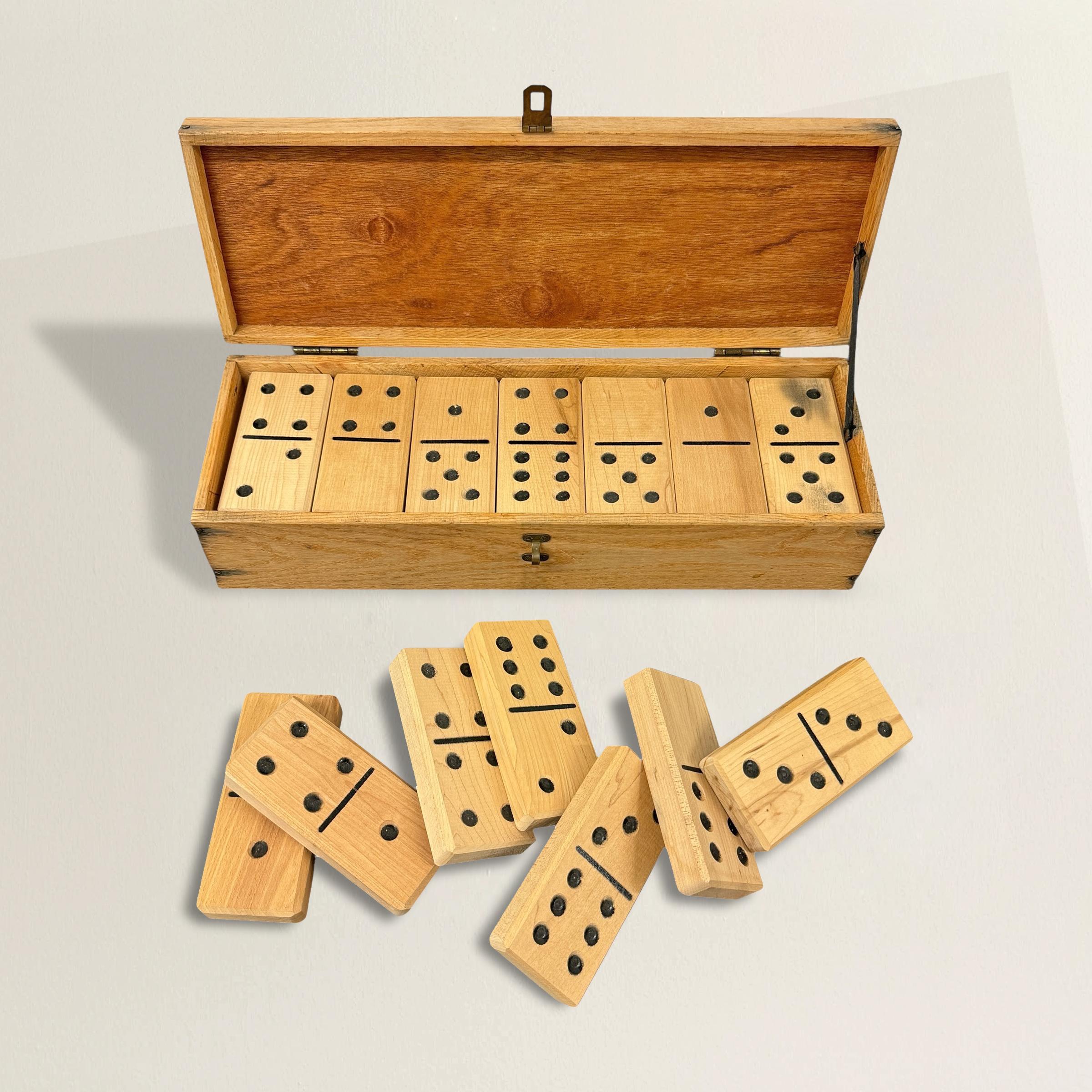Questo set completo di domino in legno intagliato di grandi dimensioni è divertente e funzionale, perfetto per le serate di gioco in famiglia o per i pomeriggi di svago nel tuo rifugio del fine settimana. Ogni domino è realizzato con cura in legno,